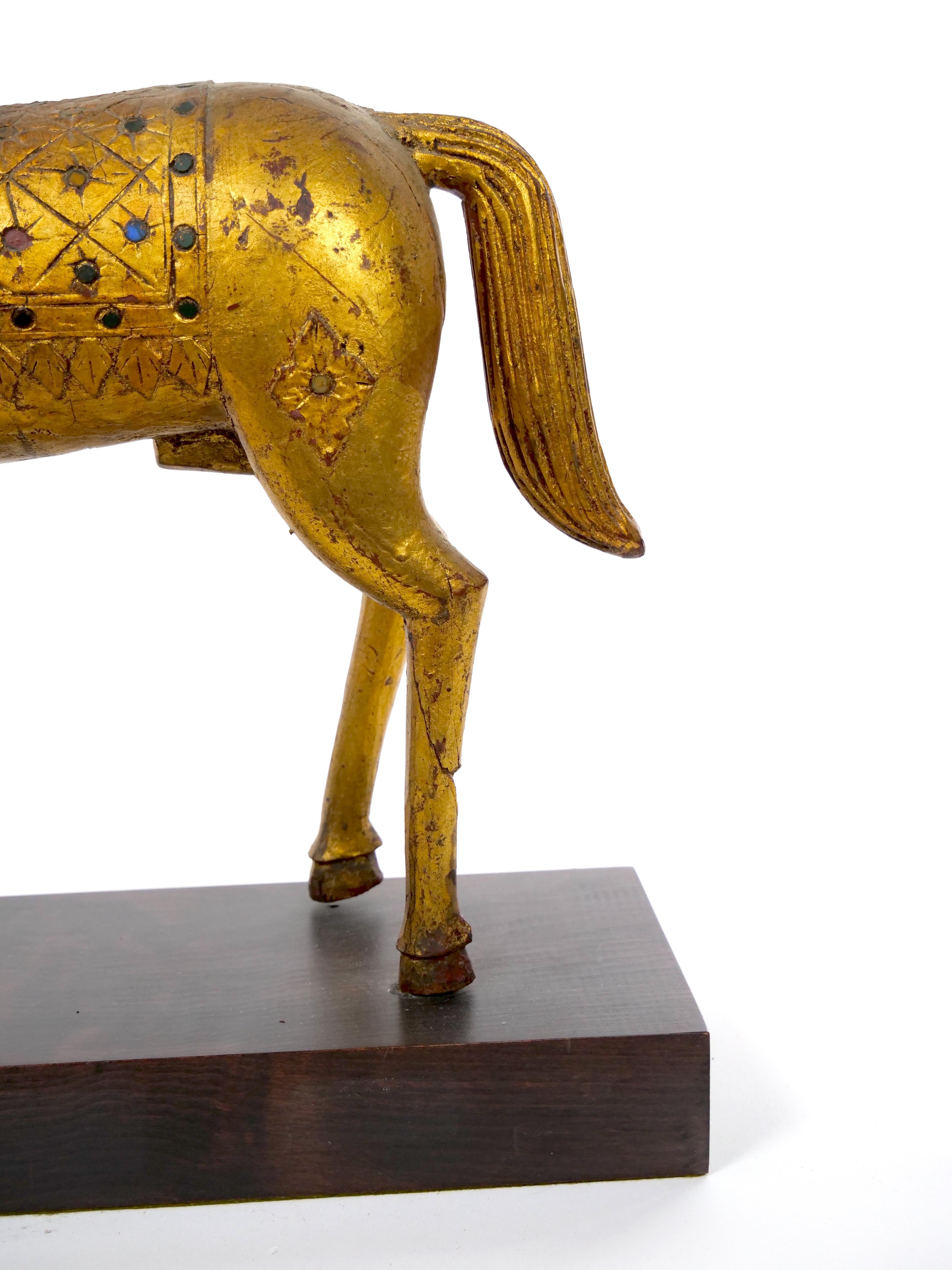 Escultura Caballo Decorativa Tallada a Mano en Oro Dorado / Base de Madera 5