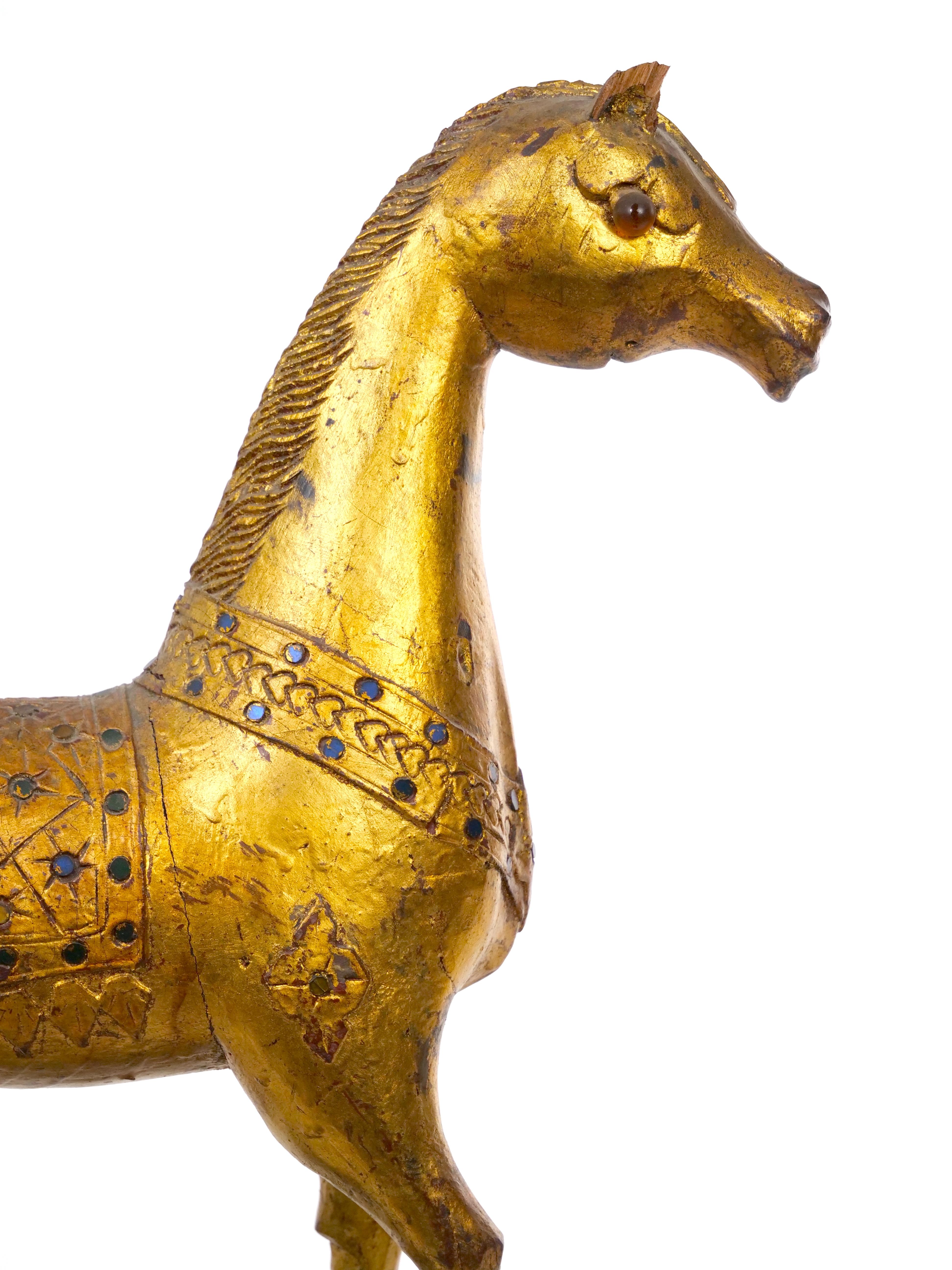 Escultura Caballo Decorativa Tallada a Mano en Oro Dorado / Base de Madera en Bueno Estado en Tarry Town, NY