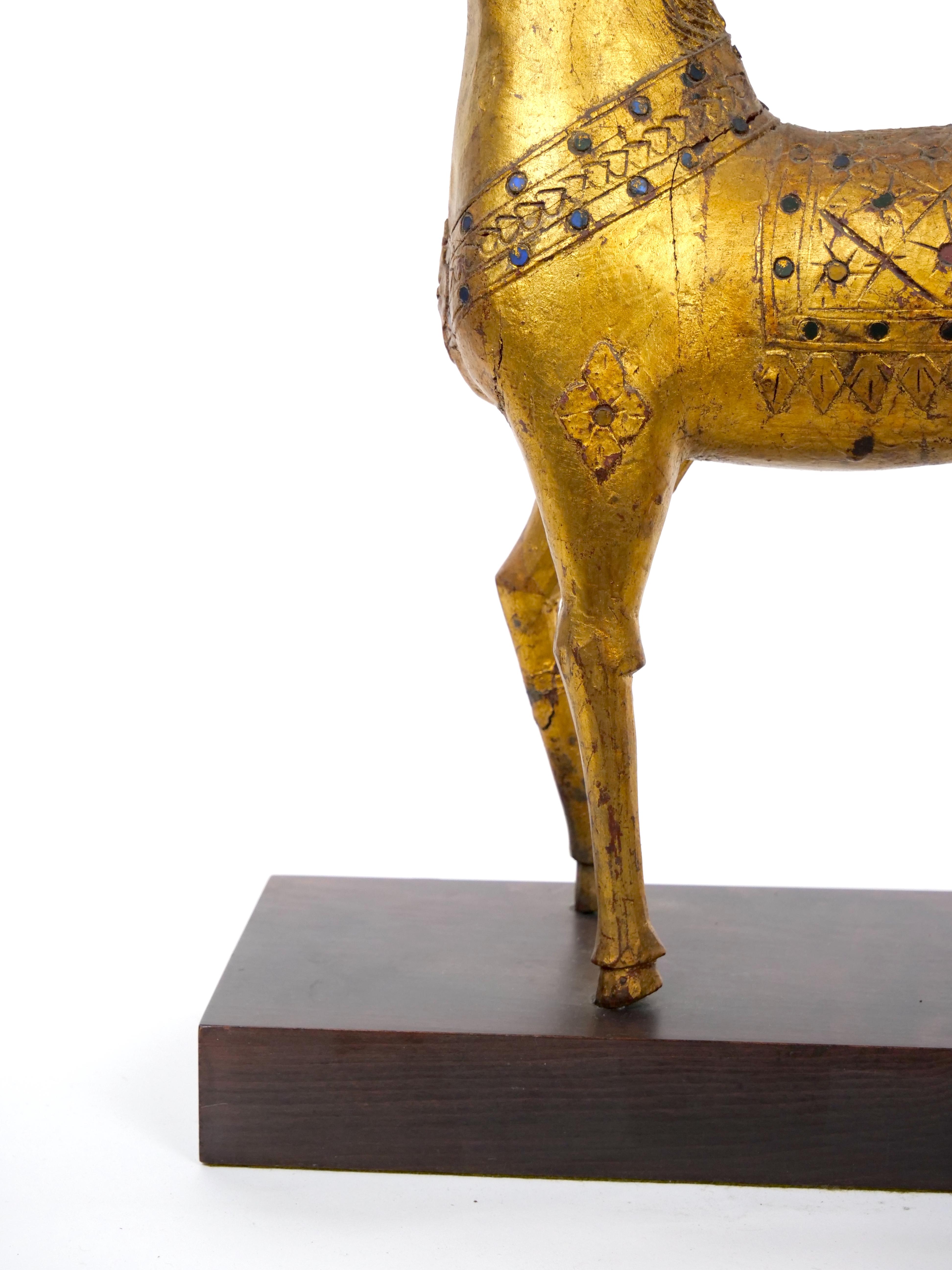 Escultura Caballo Decorativa Tallada a Mano en Oro Dorado / Base de Madera finales del siglo XX