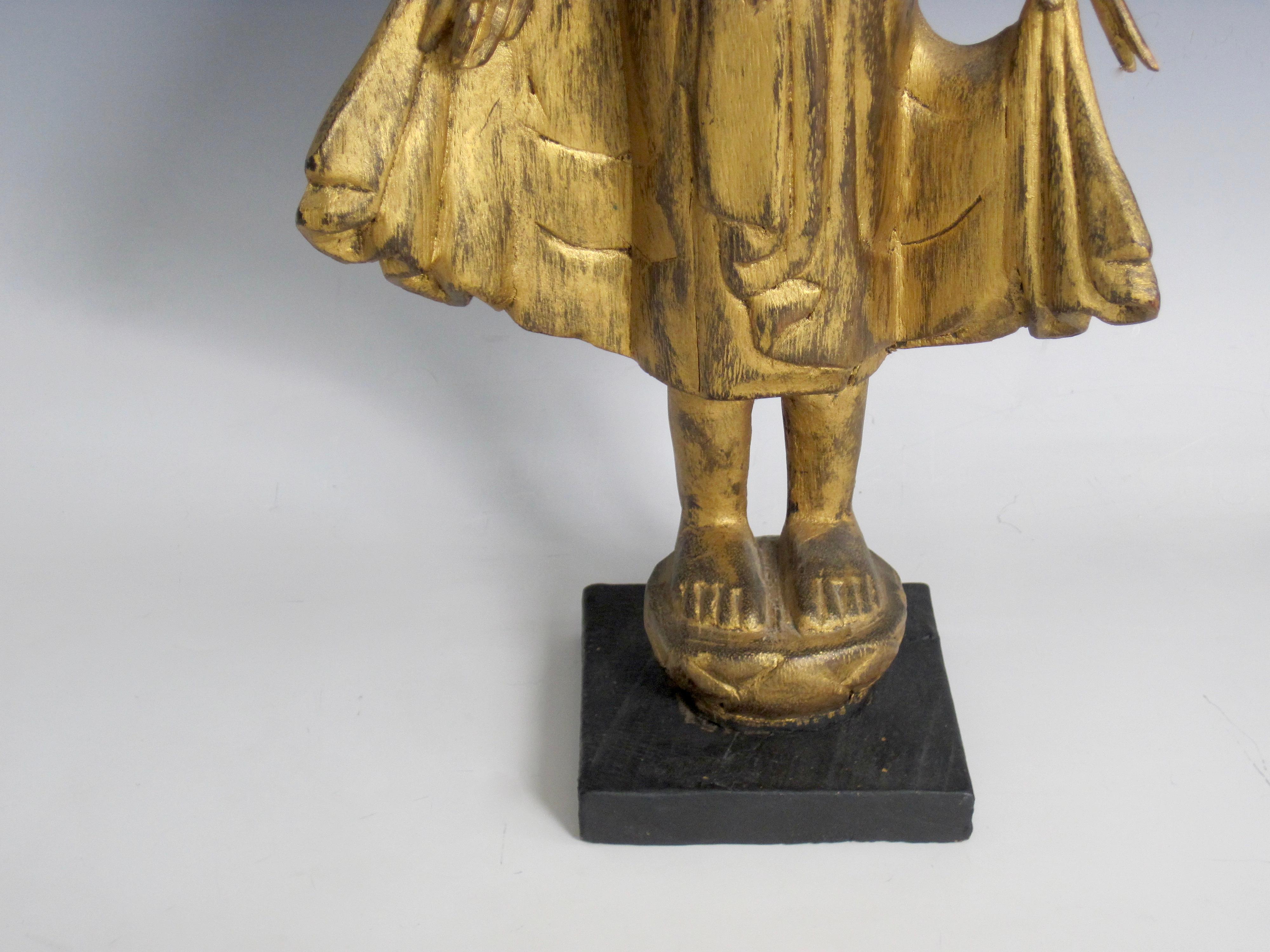 Bouddha thaïlandais debout, sculpté à la main et doré en vente 5