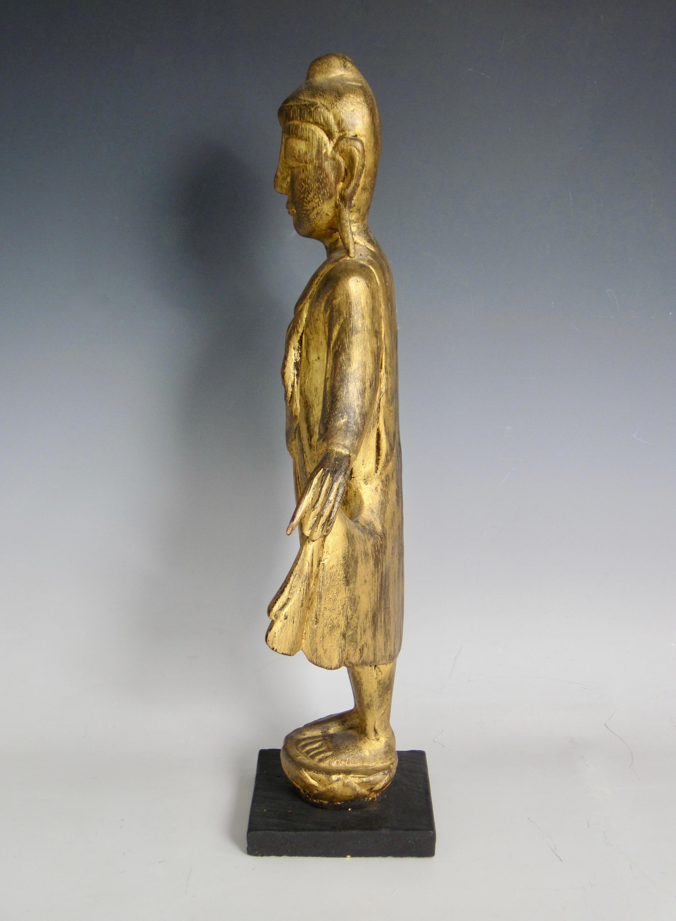 Sculpté à la main Bouddha thaïlandais debout, sculpté à la main et doré en vente