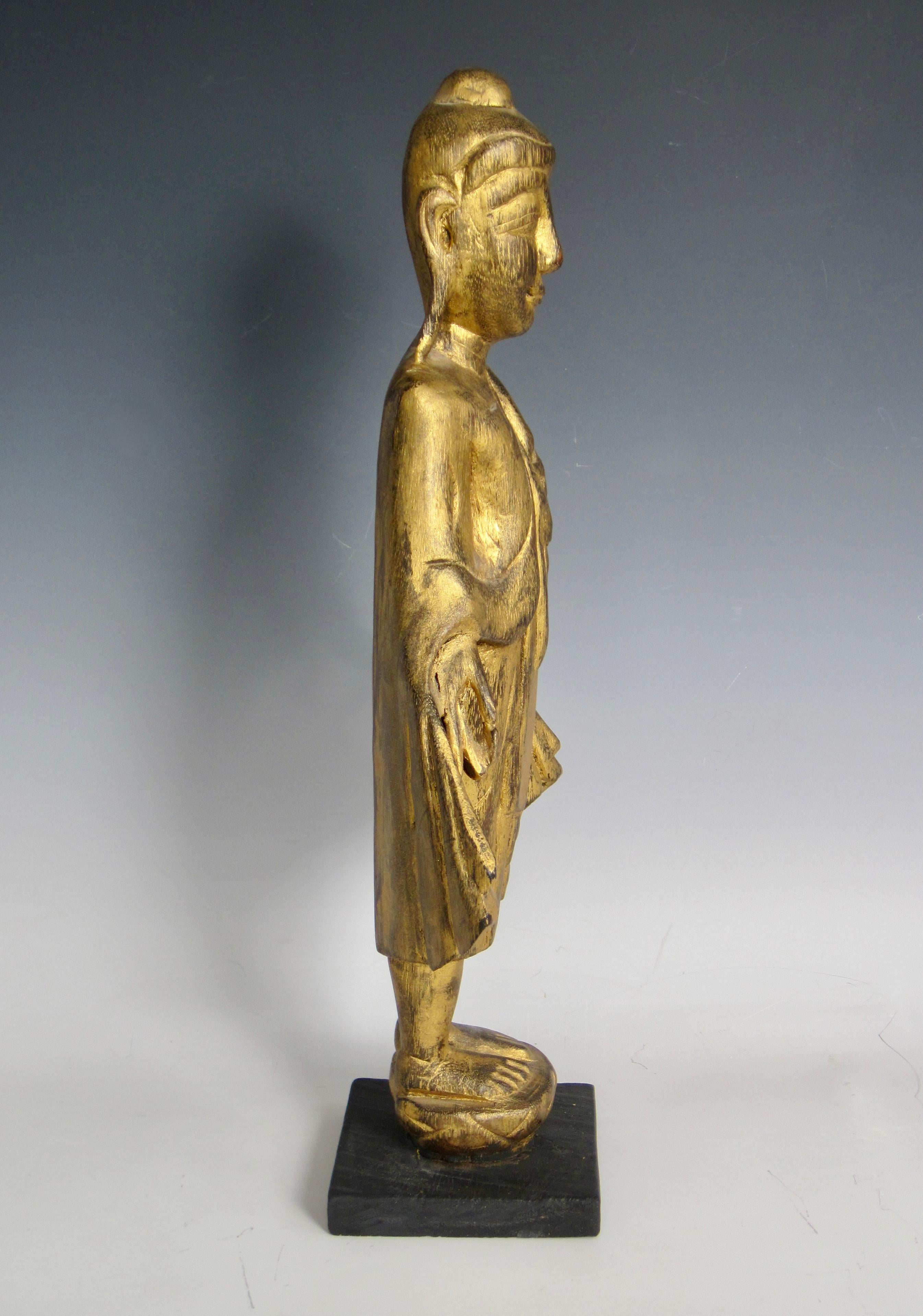 Bouddha thaïlandais debout, sculpté à la main et doré en vente 1