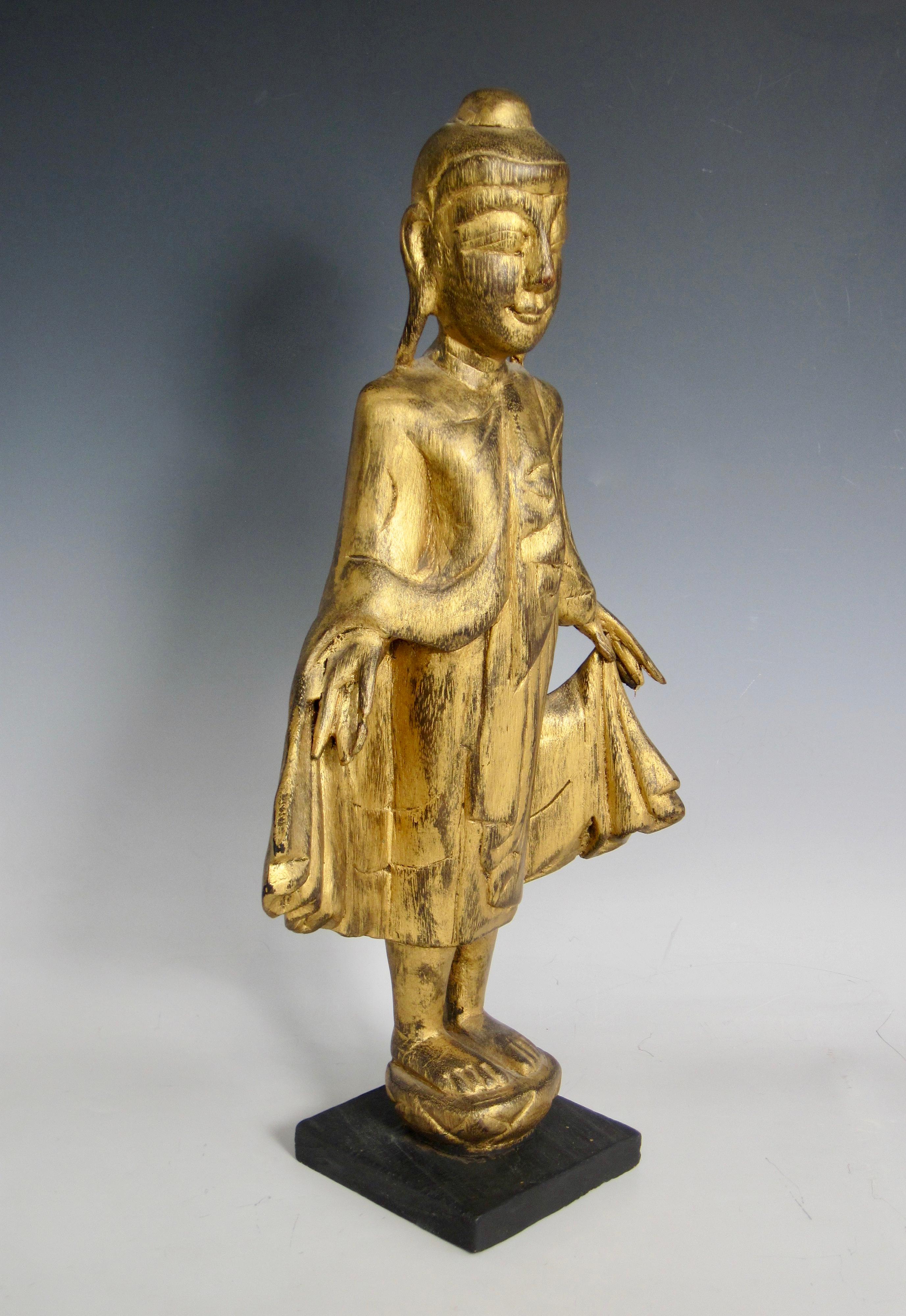 Bouddha thaïlandais debout, sculpté à la main et doré en vente 2