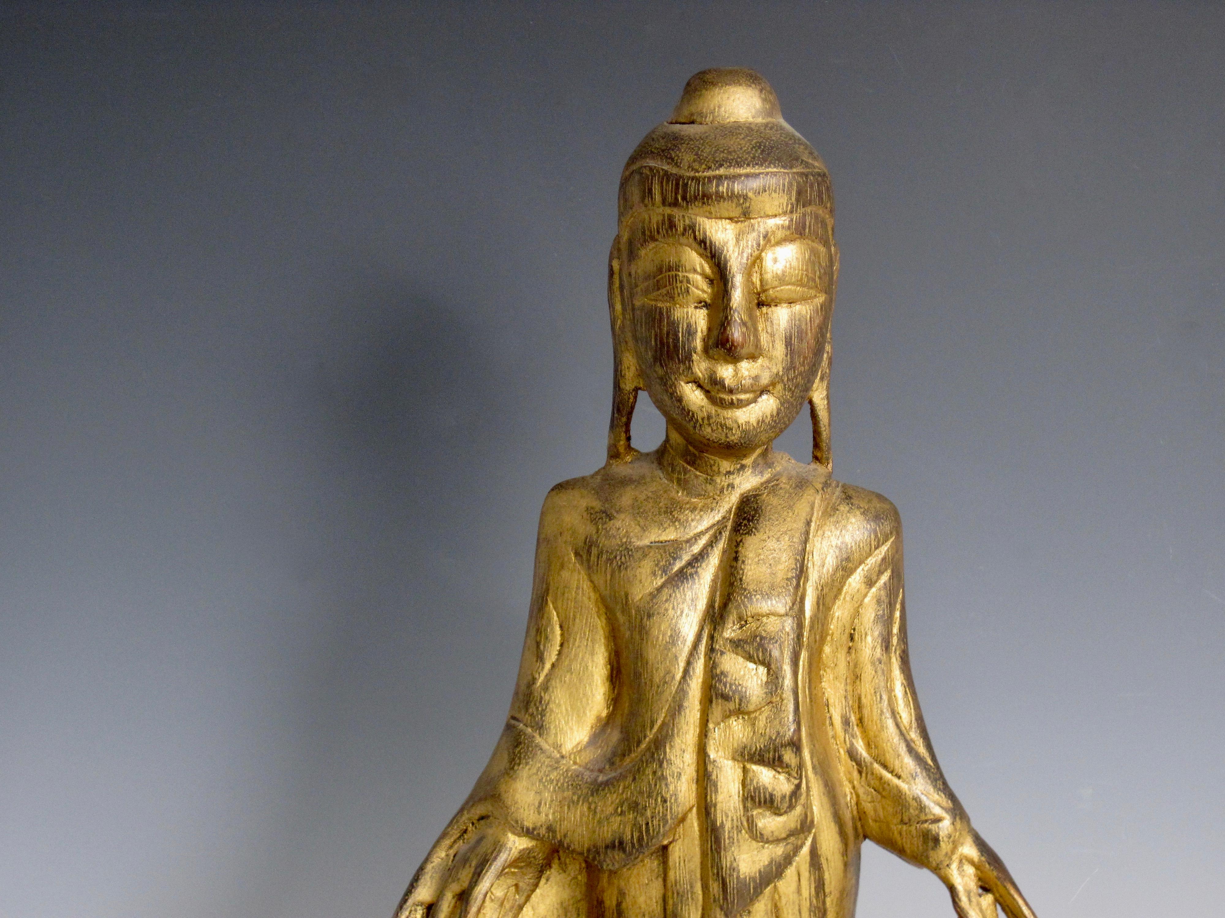 Bouddha thaïlandais debout, sculpté à la main et doré en vente 3