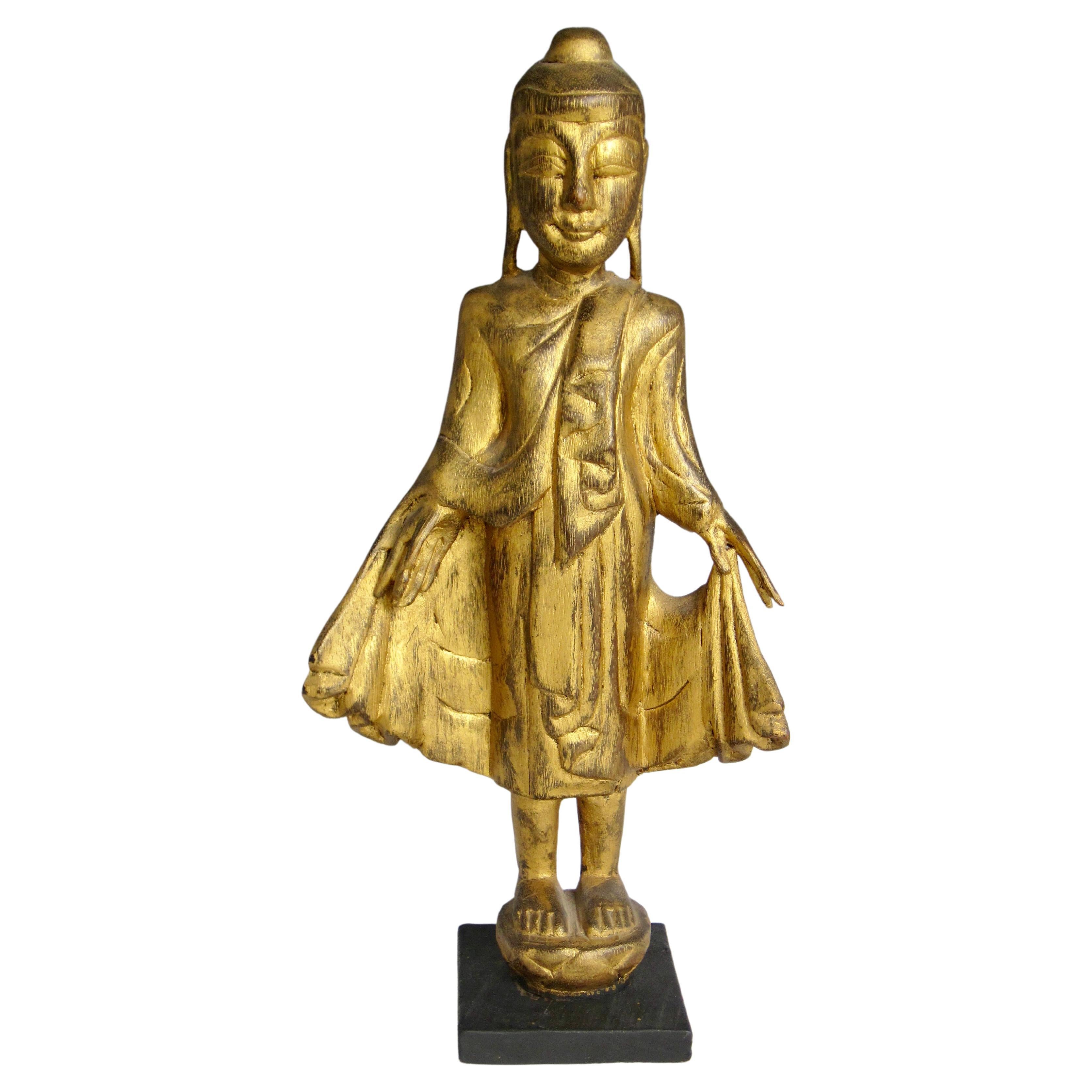 Bouddha thaïlandais debout, sculpté à la main et doré