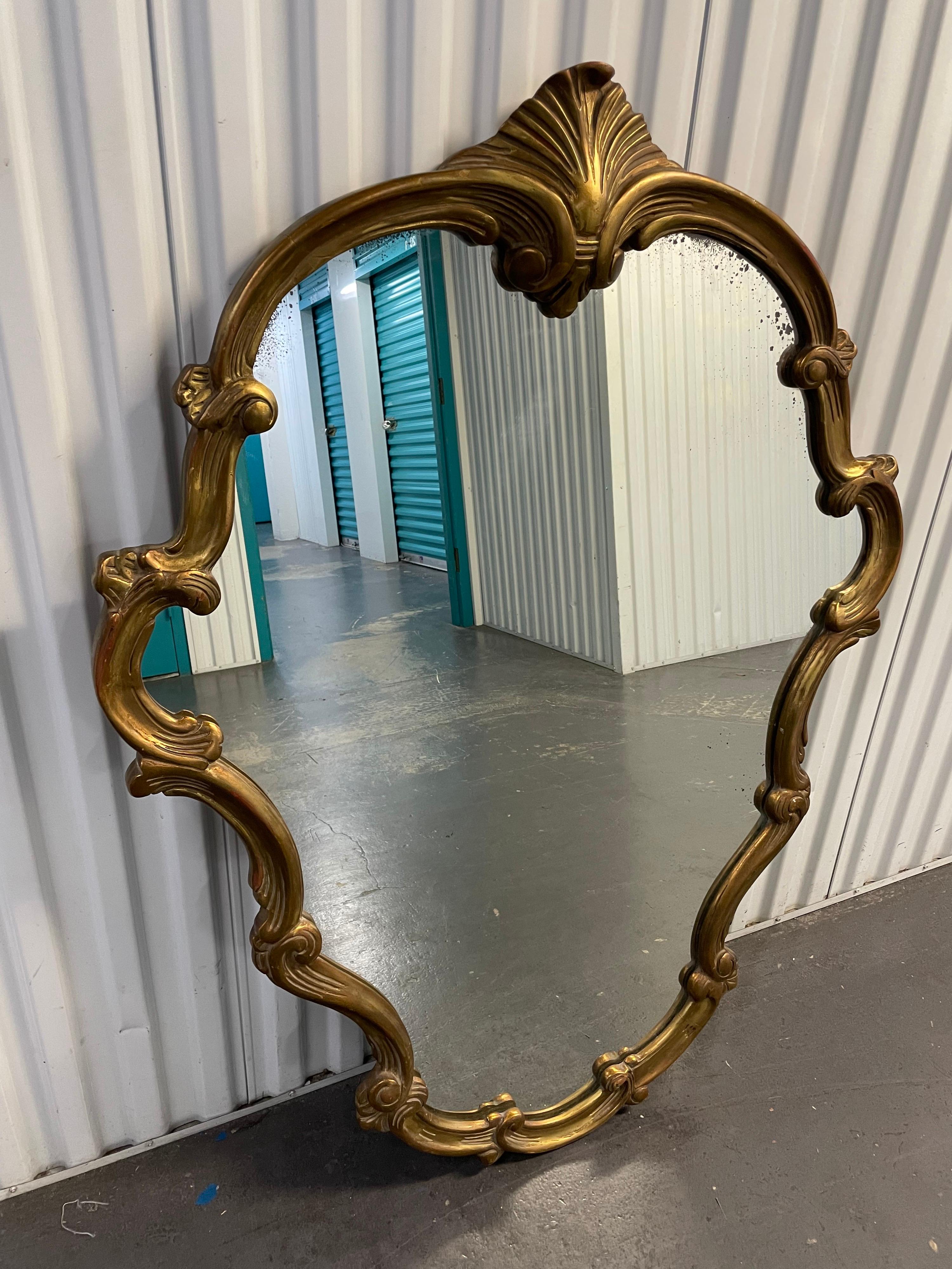 Hand Carved Giltwood Italian Mirror with Shell In Good Condition For Sale In West Palm Beach, FL