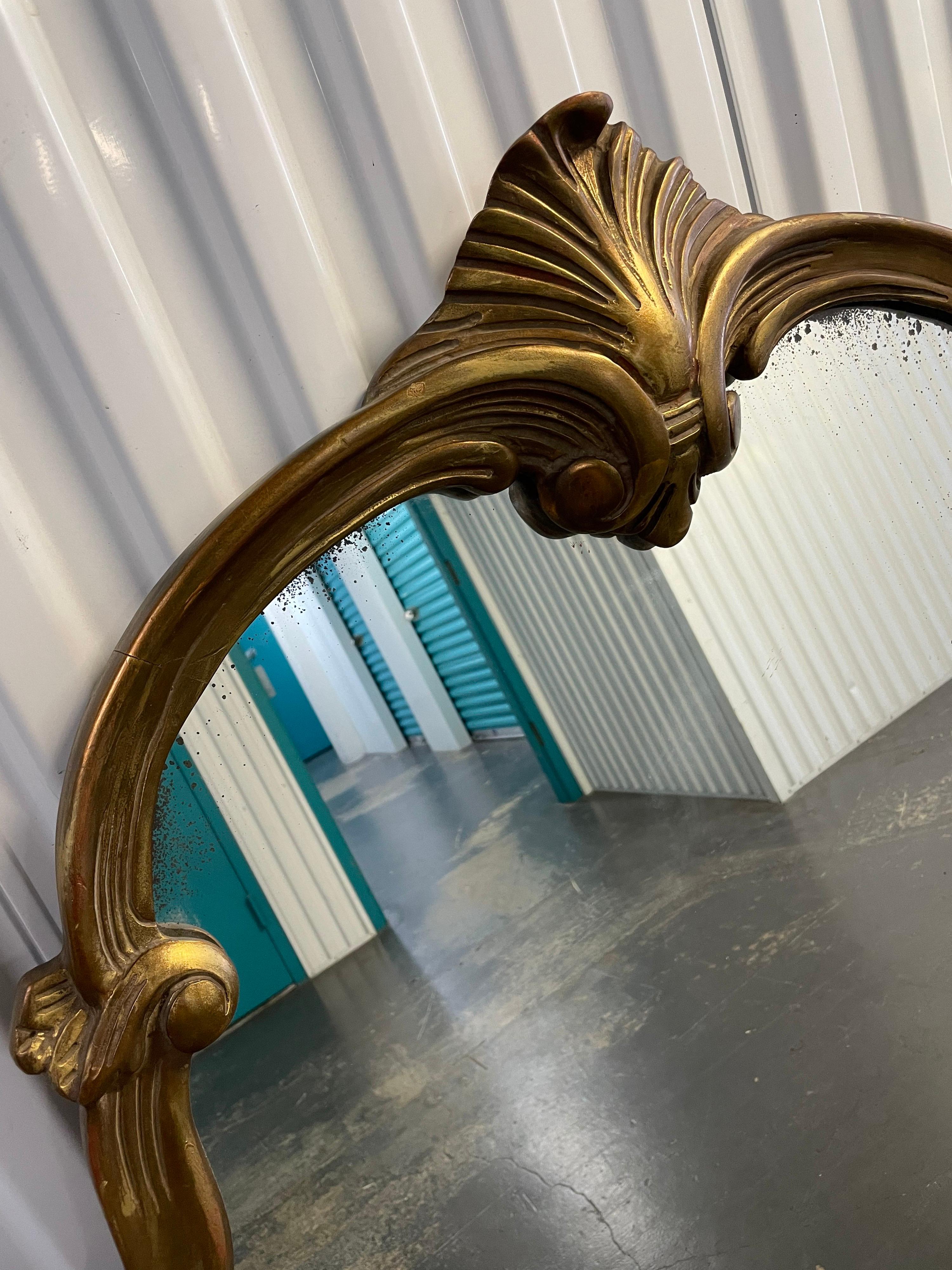 Hand Carved Giltwood Italian Mirror with Shell For Sale 1