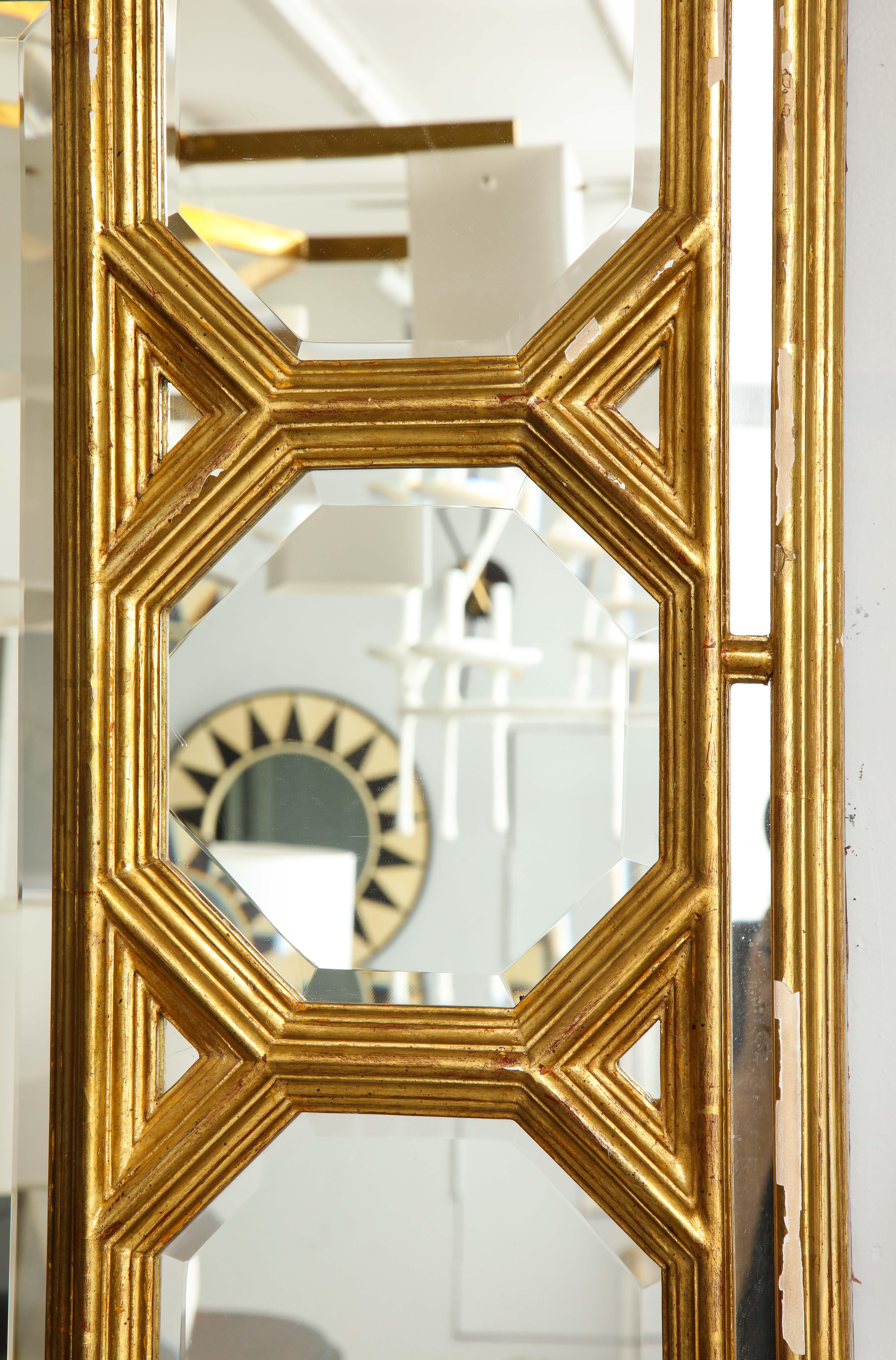 Hand Carved Giltwood Mirror with Octagonal Design Along Border In Good Condition In New York, NY