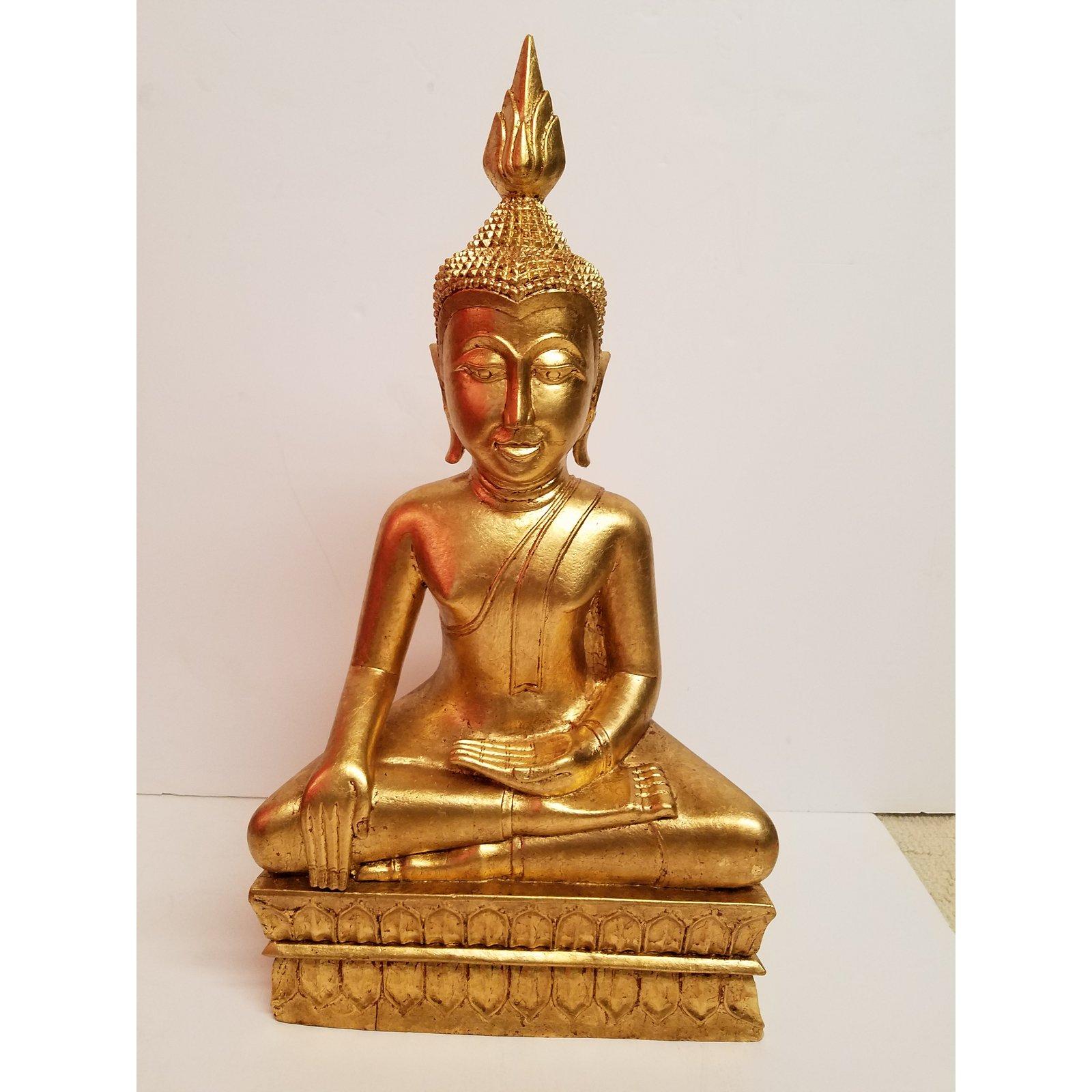 Beautiful giltwood hand carved seated Buddha, Thailand, 1960s. Medium size and excellent for a tabletop or display on a chest or credenza. Warm gilt finish is very good condition.