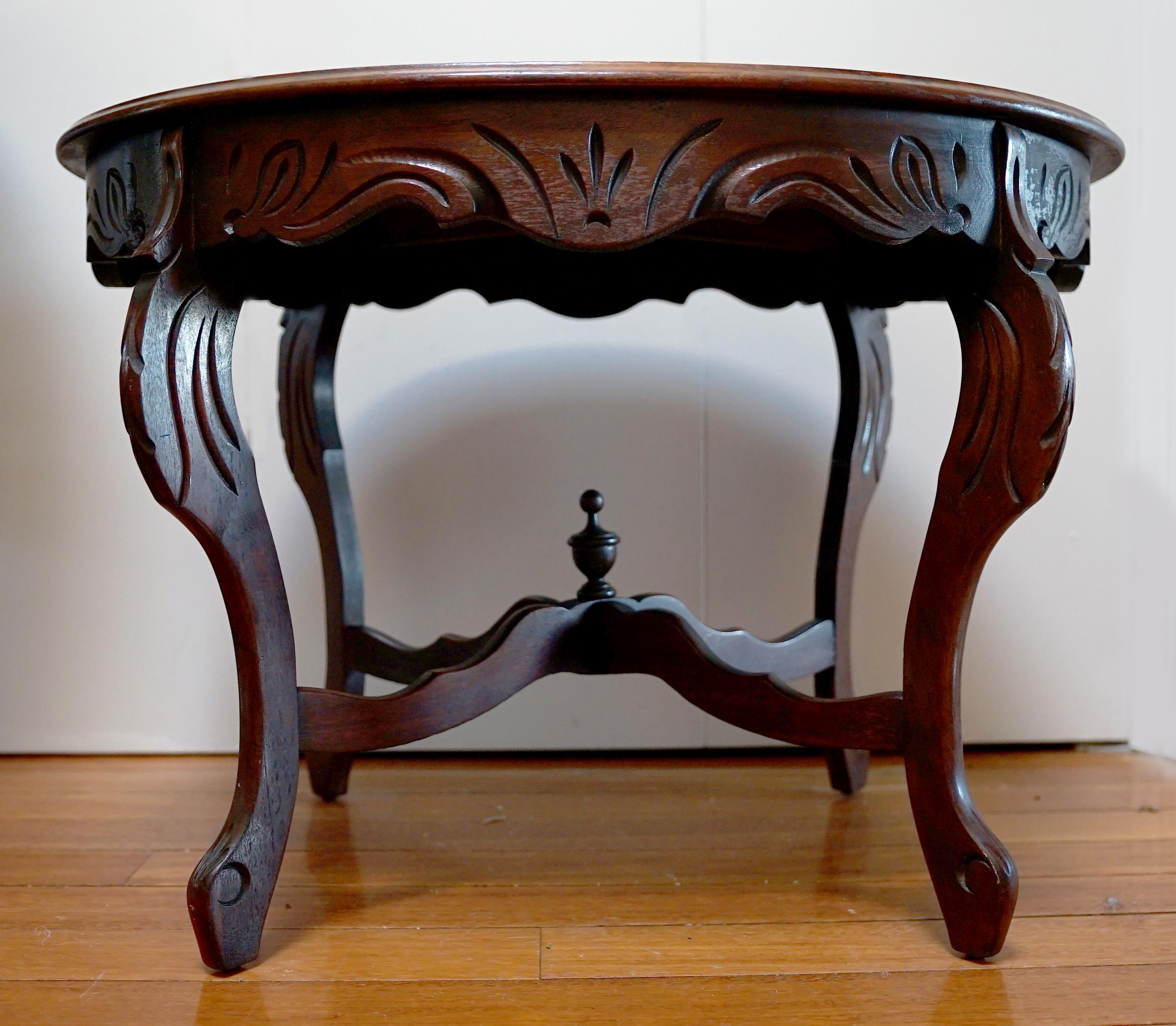 Tavolo da tè in noce con piano in vetro intagliato a mano e patina profonda, antico in vendita 2