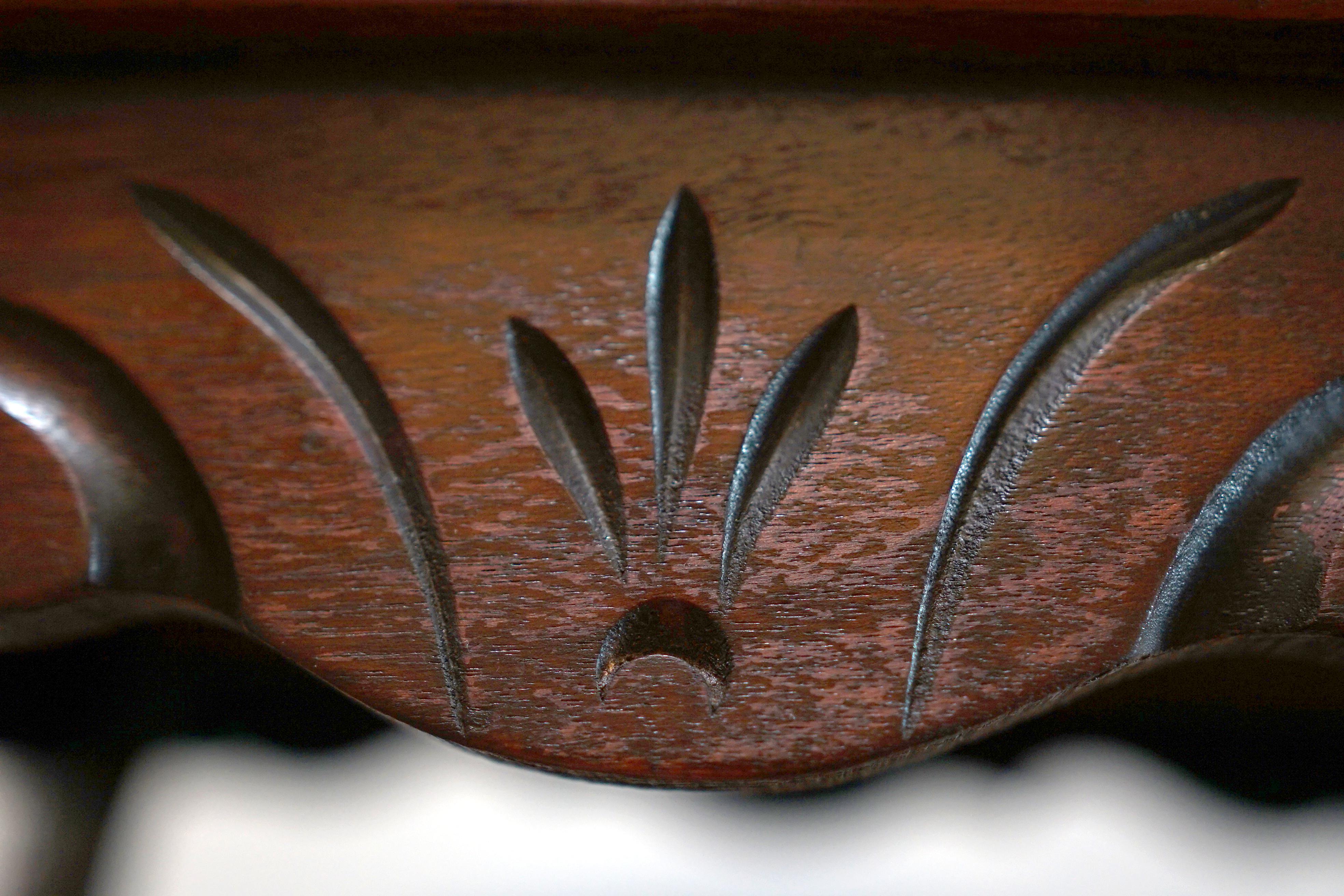 Tavolo da tè in noce con piano in vetro intagliato a mano e patina profonda, antico in vendita 3