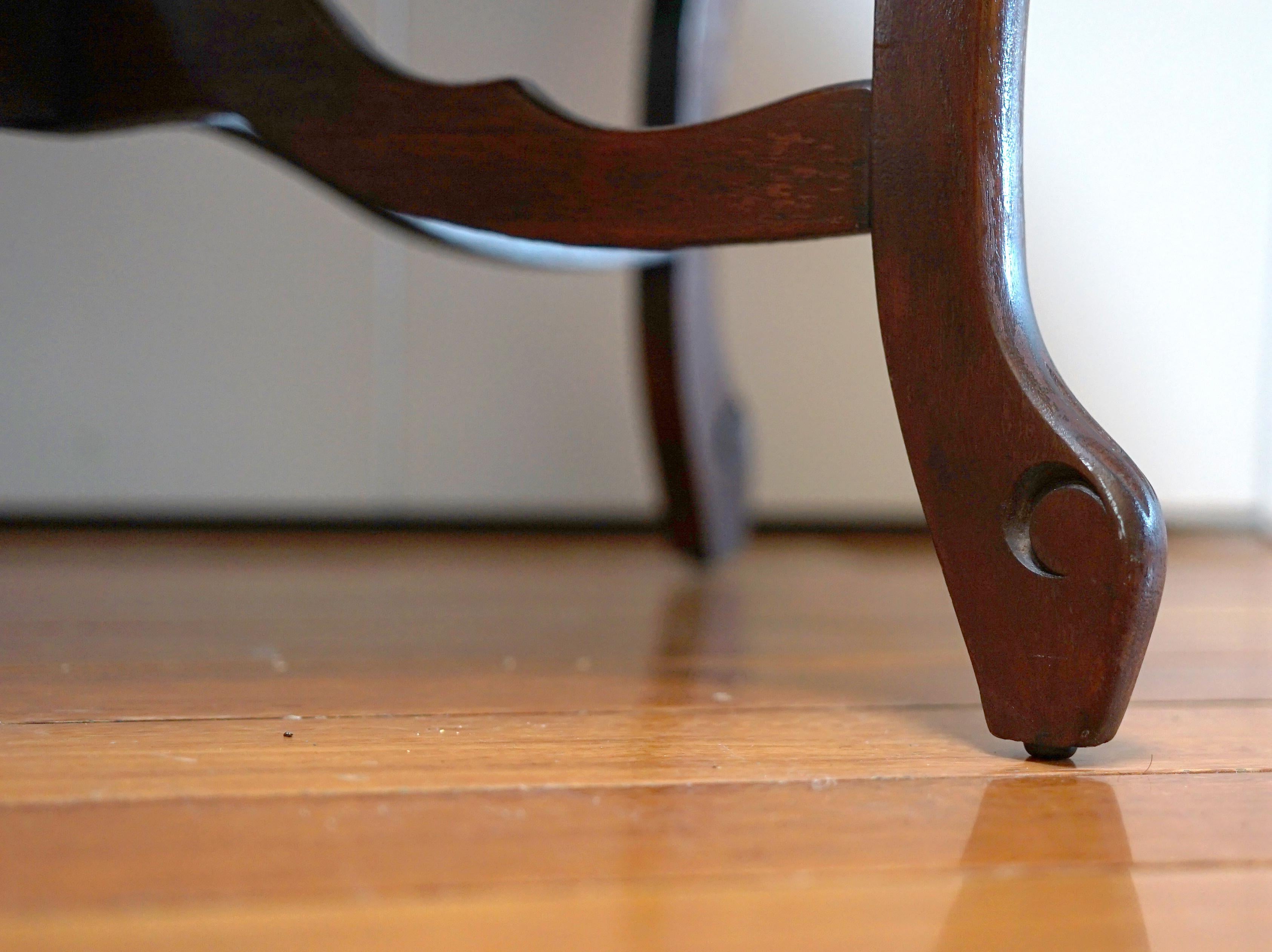 Tavolo da tè in noce con piano in vetro intagliato a mano e patina profonda, antico in vendita 4