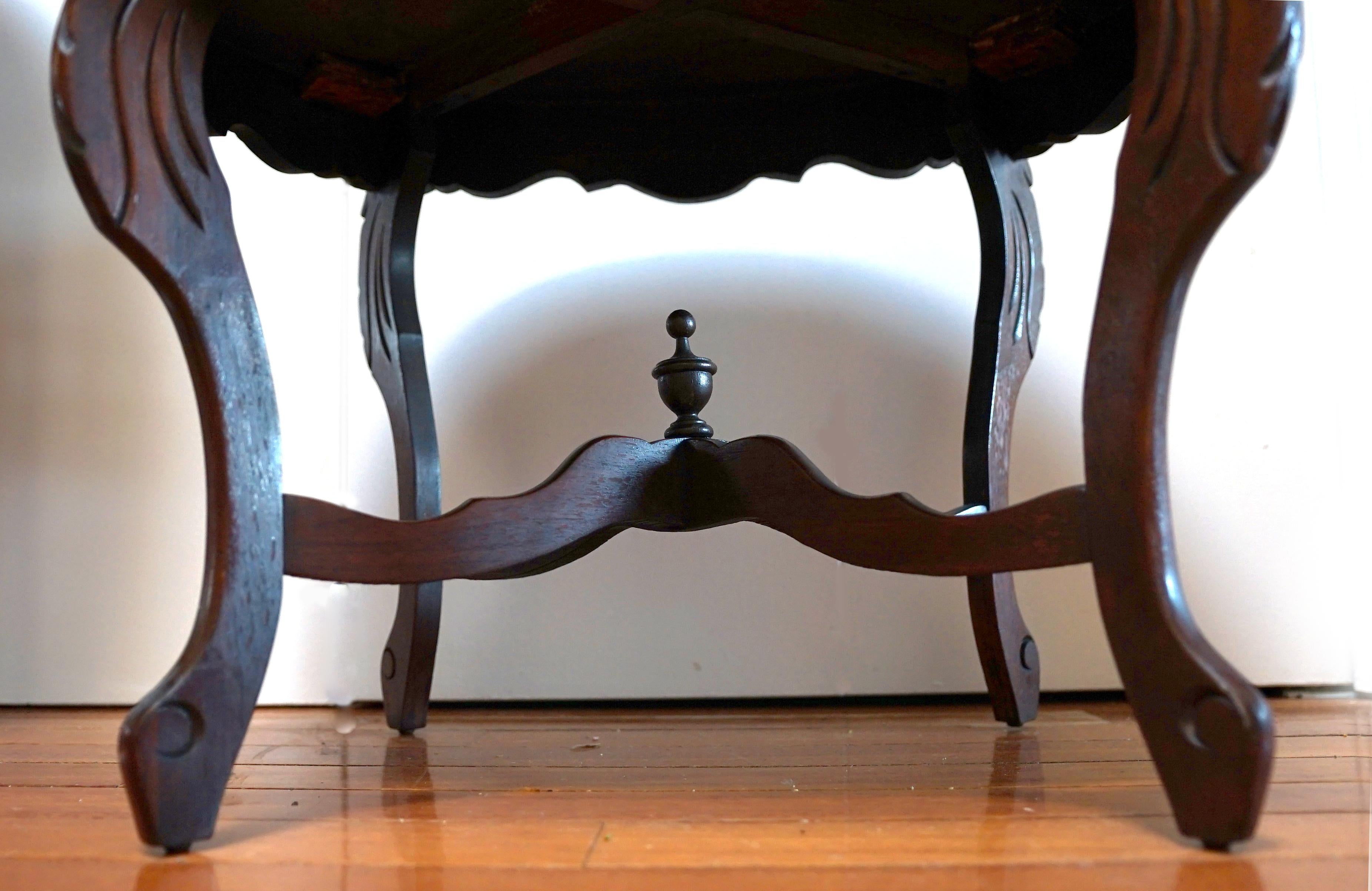 Tavolo da tè in noce con piano in vetro intagliato a mano e patina profonda, antico in vendita 5