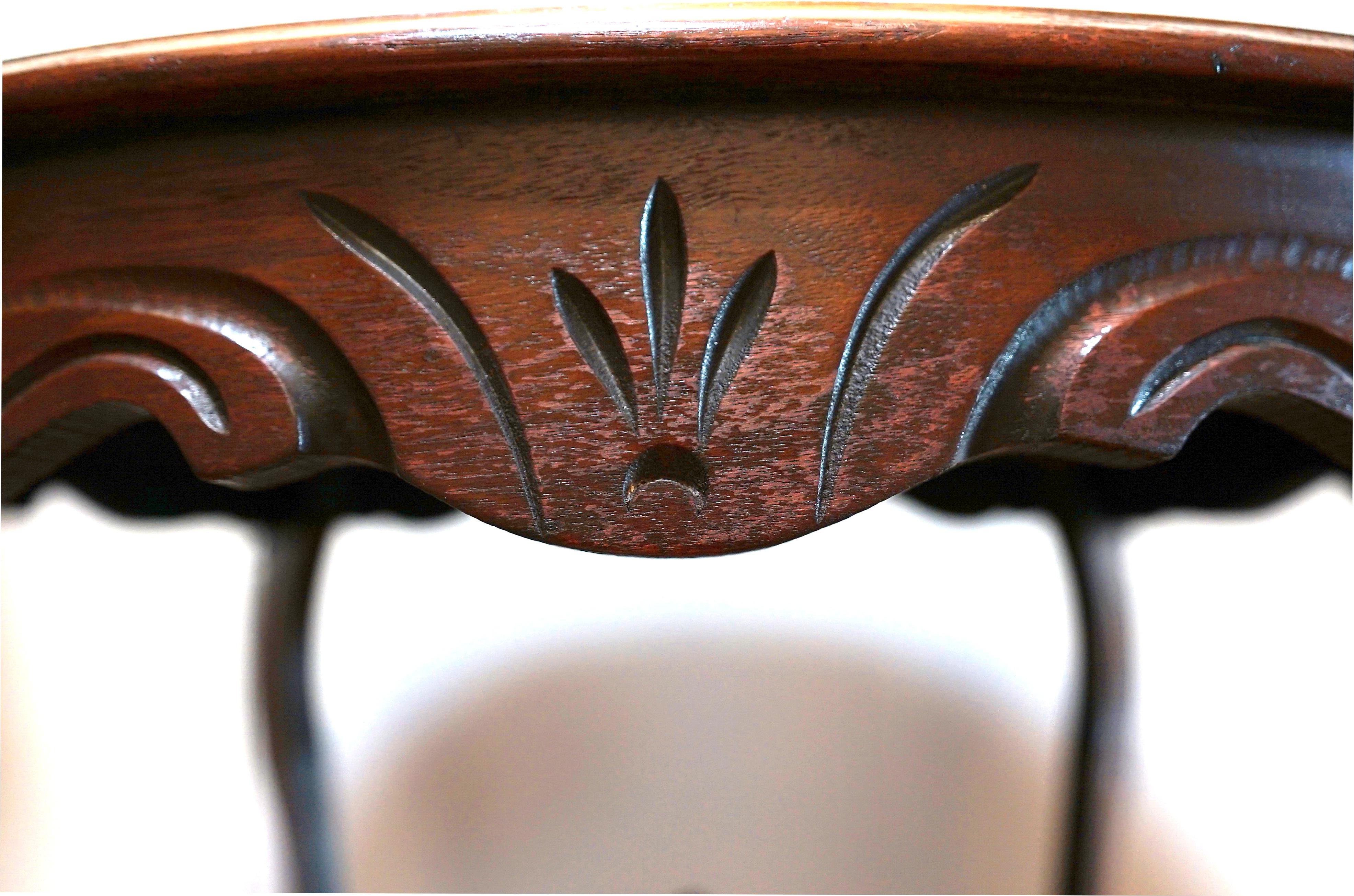 Tavolo da tè in noce con piano in vetro intagliato a mano e patina profonda, antico in vendita 6