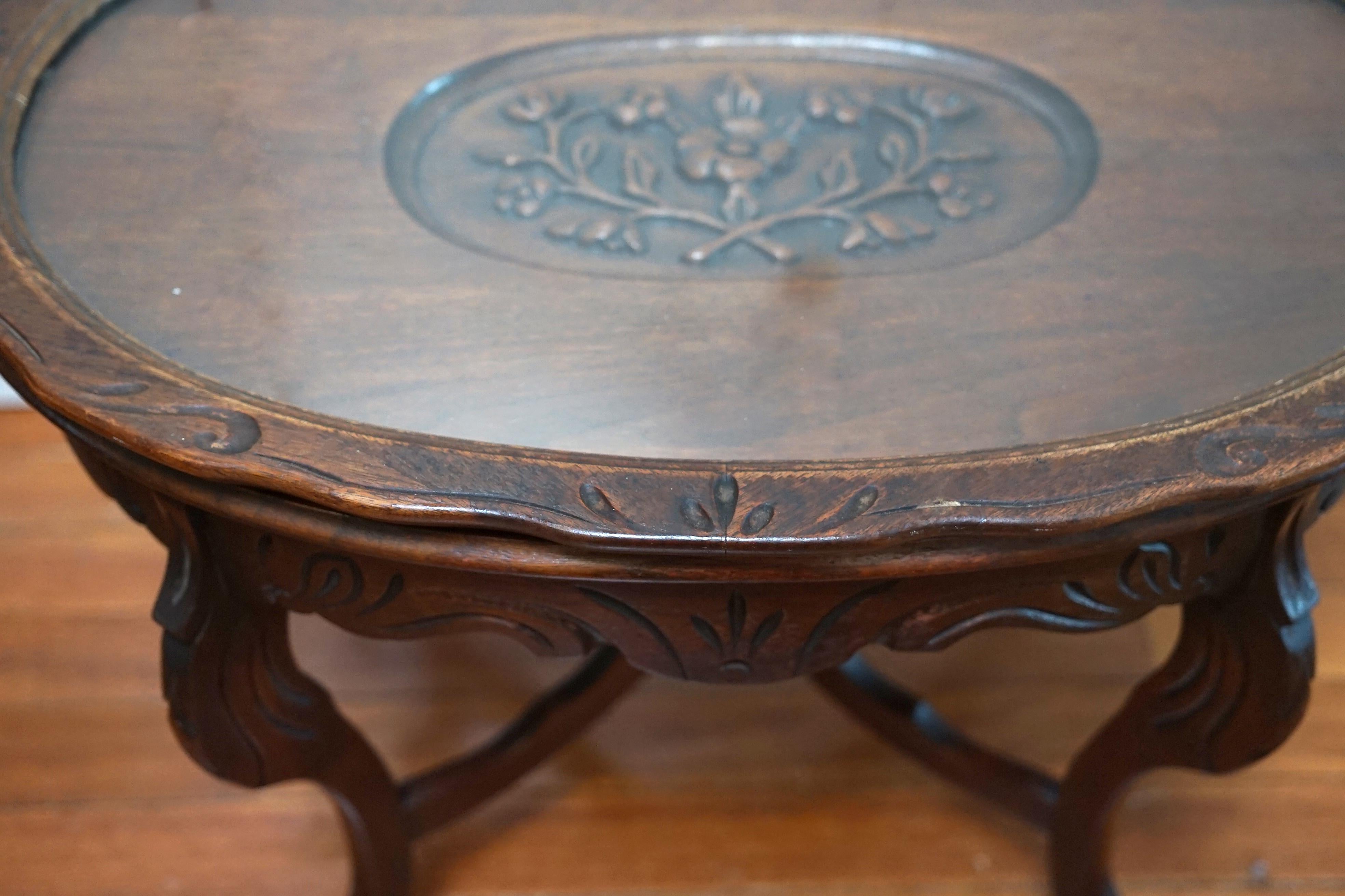 Tavolo da tè in noce con piano in vetro intagliato a mano e patina profonda, antico in vendita 7