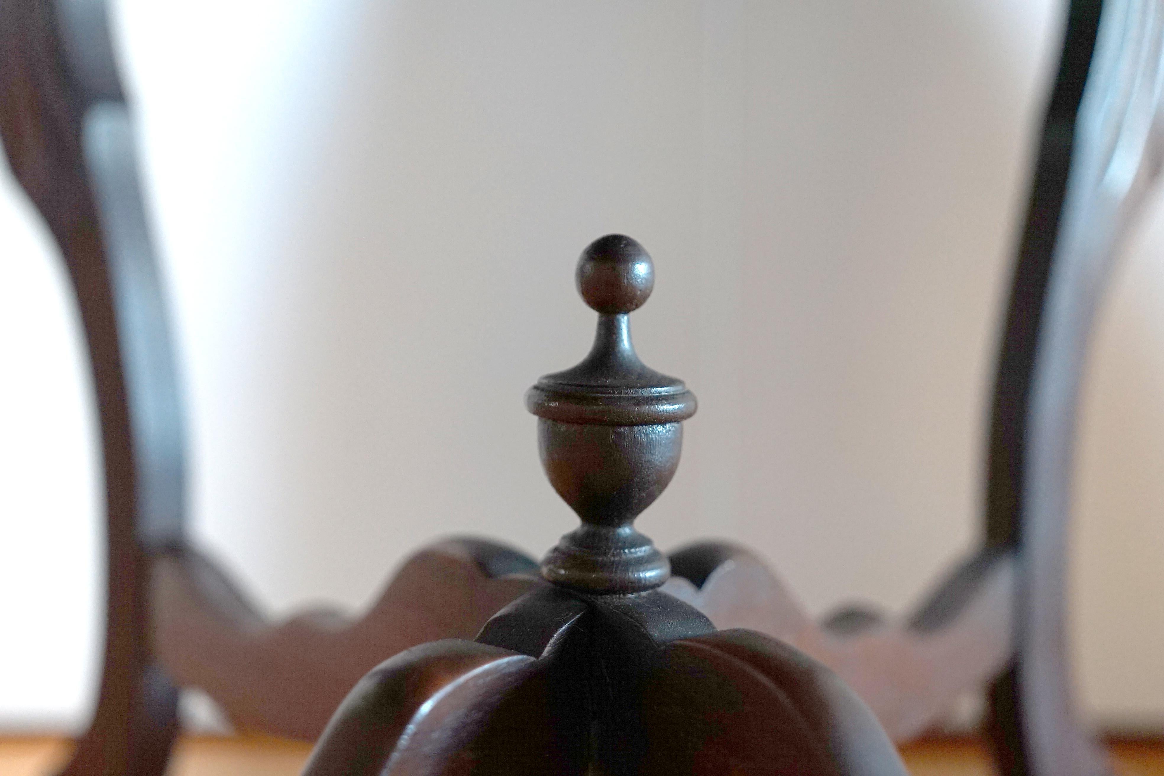 Tavolo da tè in noce con piano in vetro intagliato a mano e patina profonda, antico in vendita 8