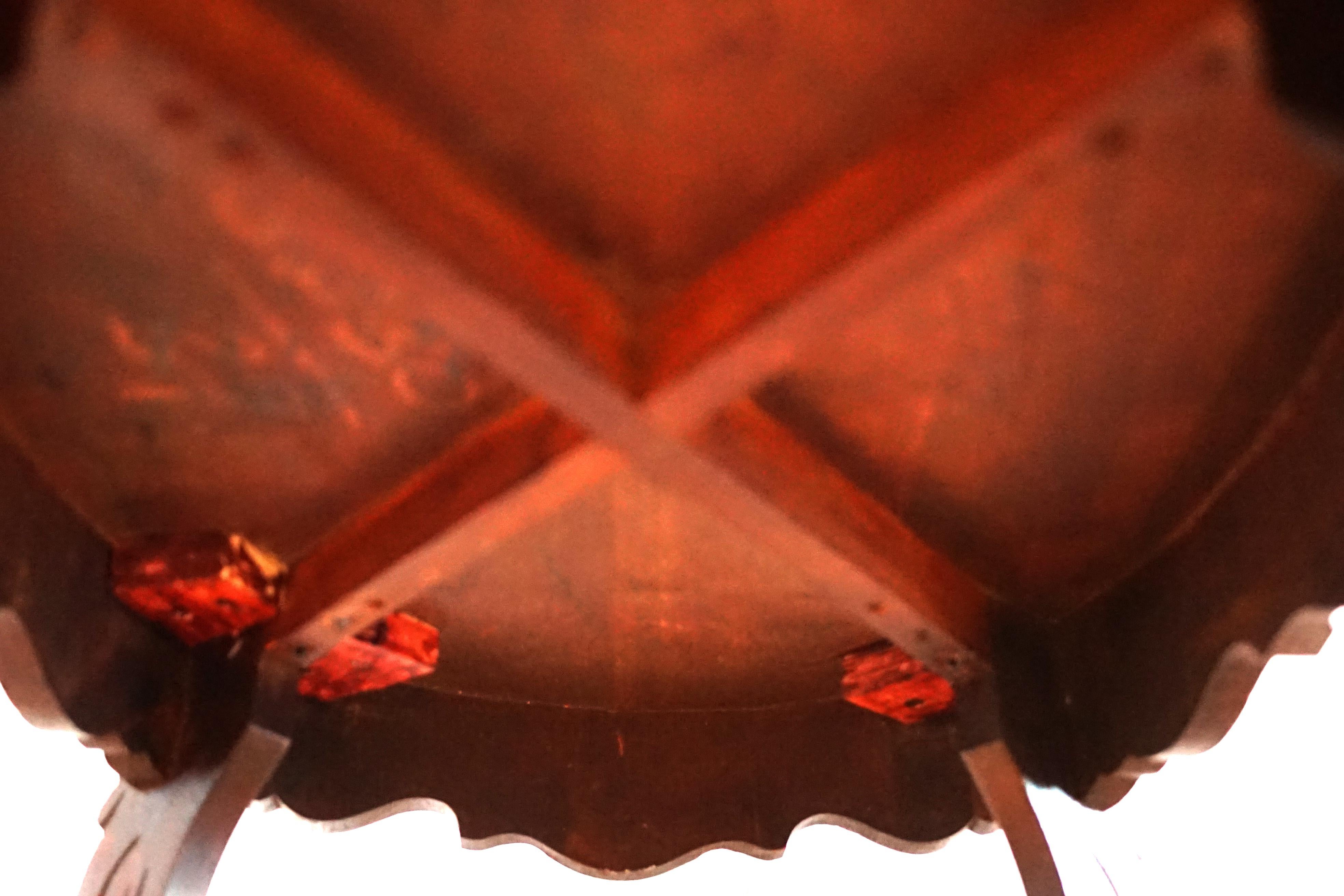 Tavolo da tè in noce con piano in vetro intagliato a mano e patina profonda, antico in vendita 9