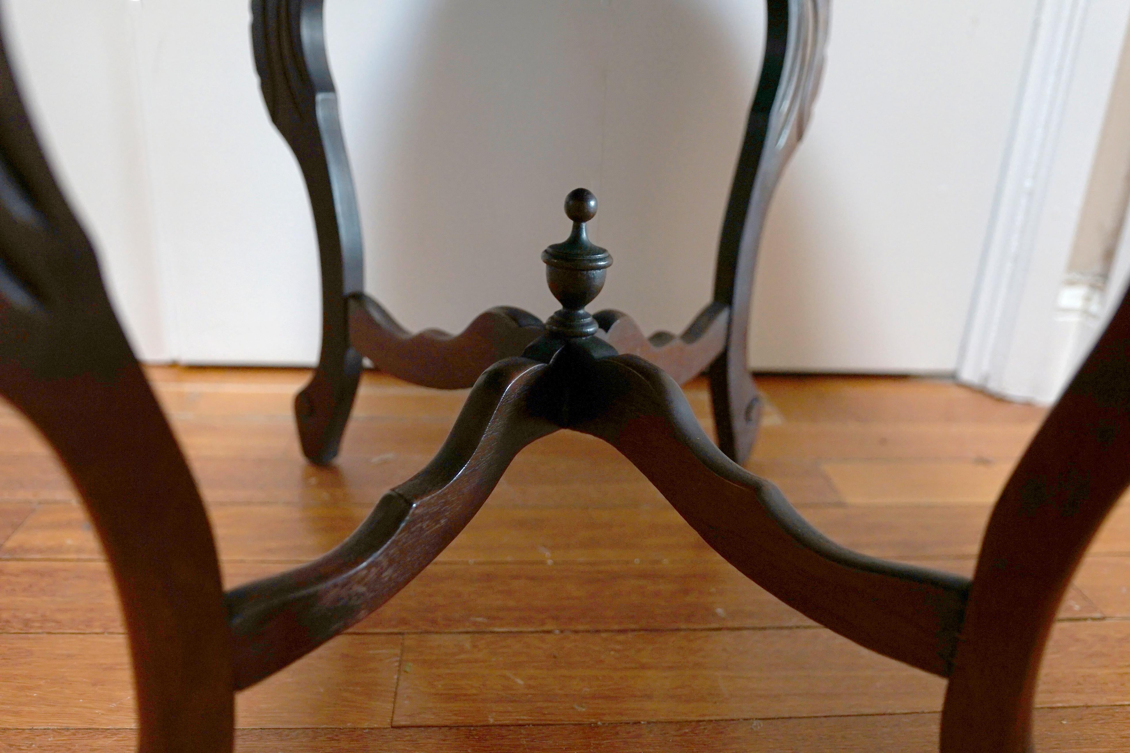 Tavolo da tè in noce con piano in vetro intagliato a mano e patina profonda, antico in vendita 10