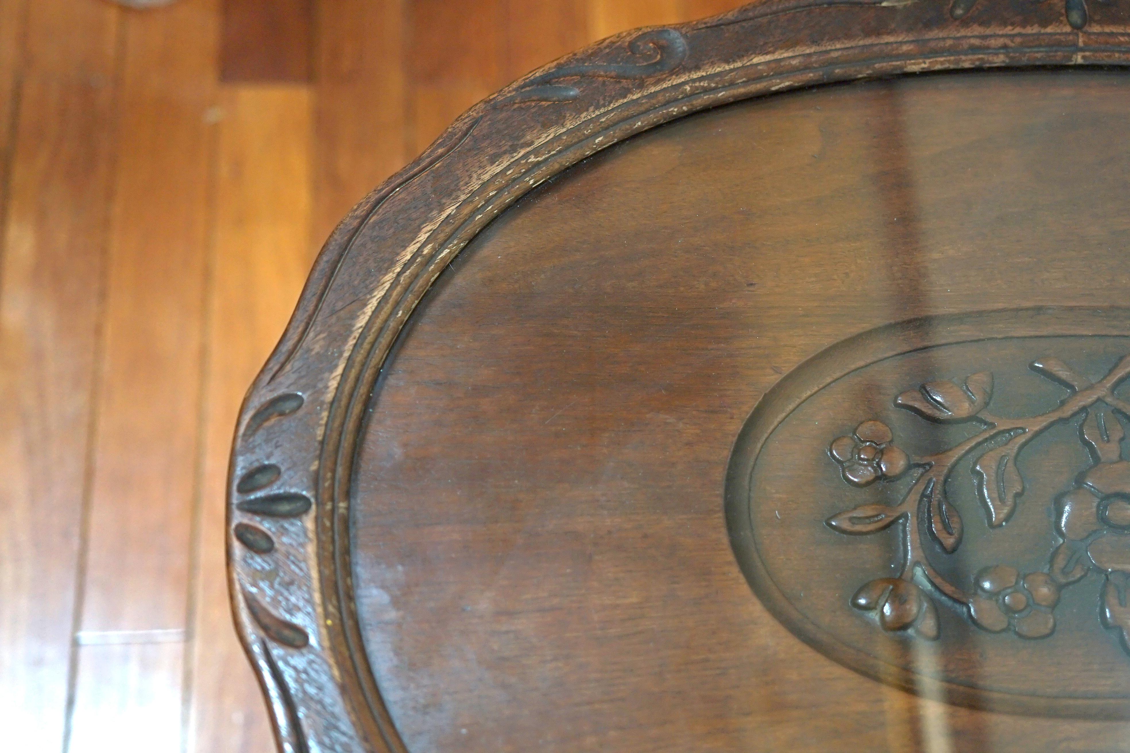 Stile provenzale Tavolo da tè in noce con piano in vetro intagliato a mano e patina profonda, antico in vendita