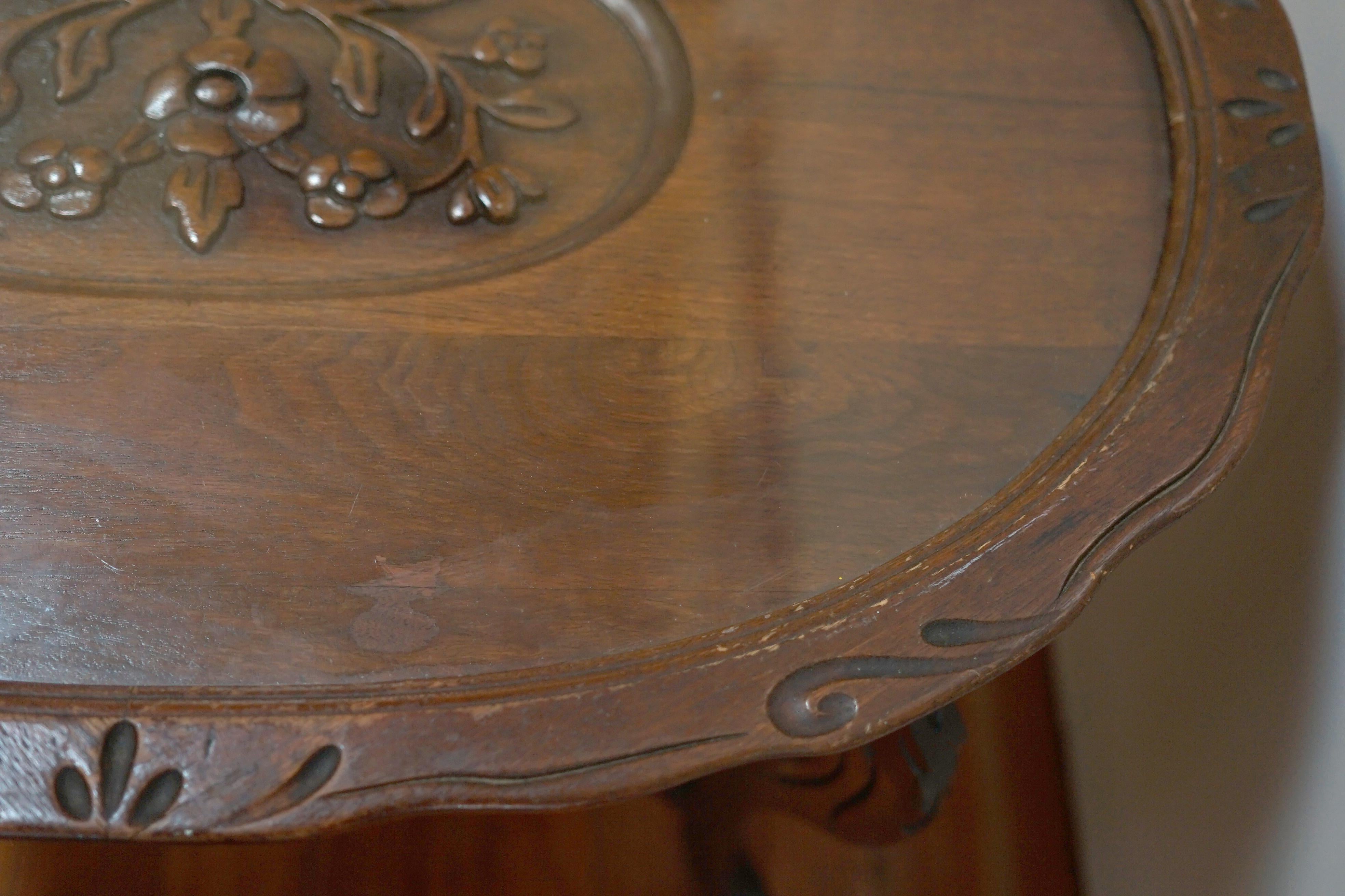 Americano Tavolo da tè in noce con piano in vetro intagliato a mano e patina profonda, antico in vendita