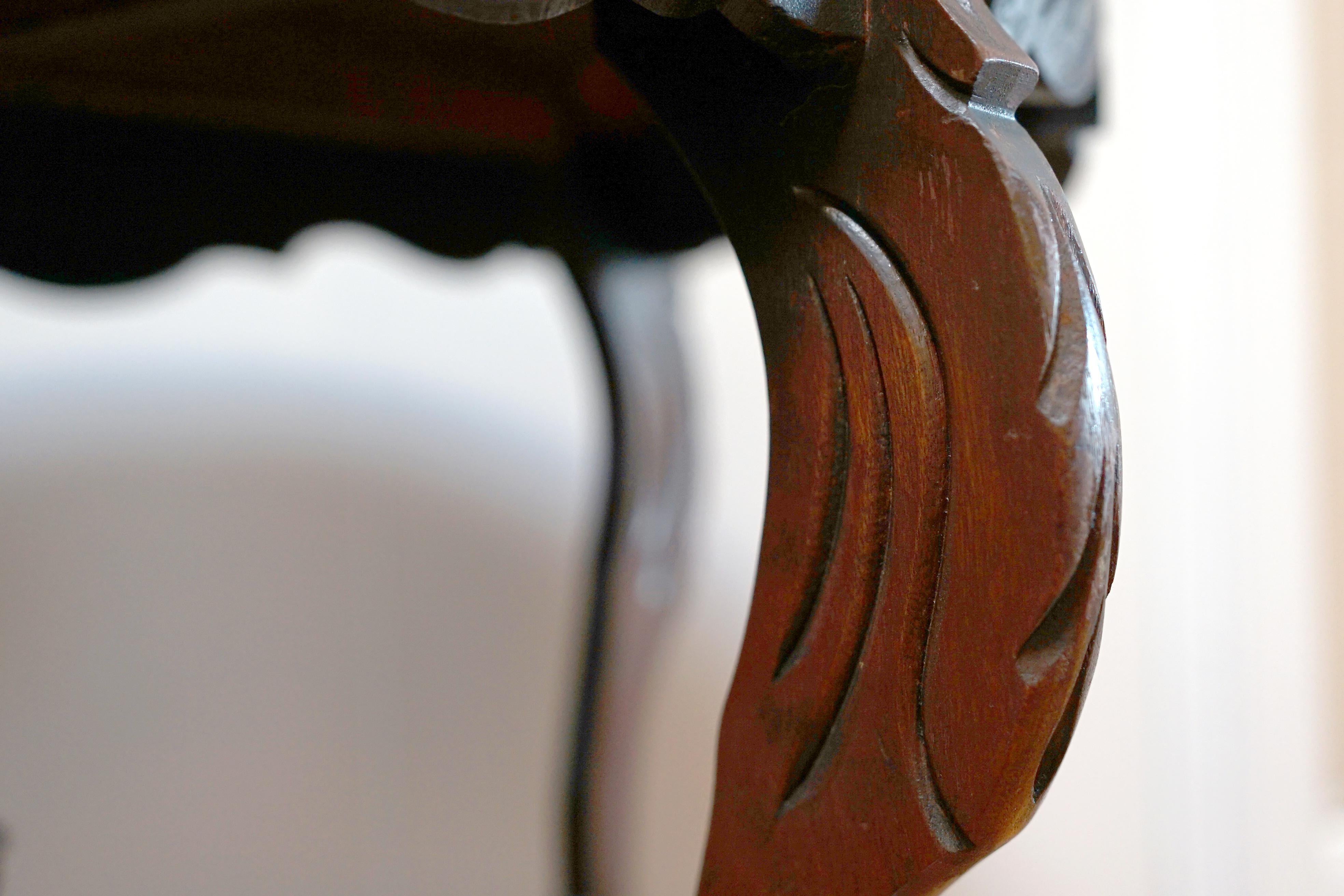 Intagliato a mano Tavolo da tè in noce con piano in vetro intagliato a mano e patina profonda, antico in vendita