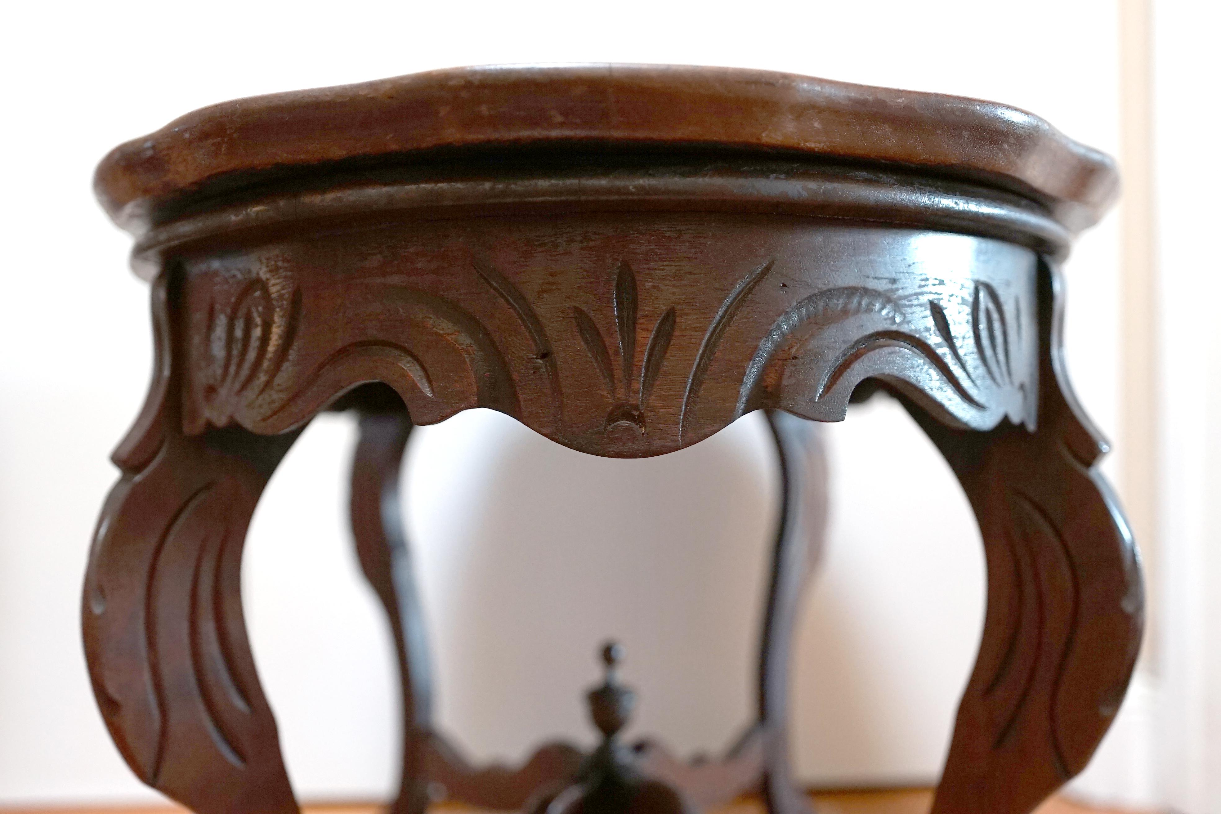 Tavolo da tè in noce con piano in vetro intagliato a mano e patina profonda, antico In condizioni buone in vendita a Lomita, CA