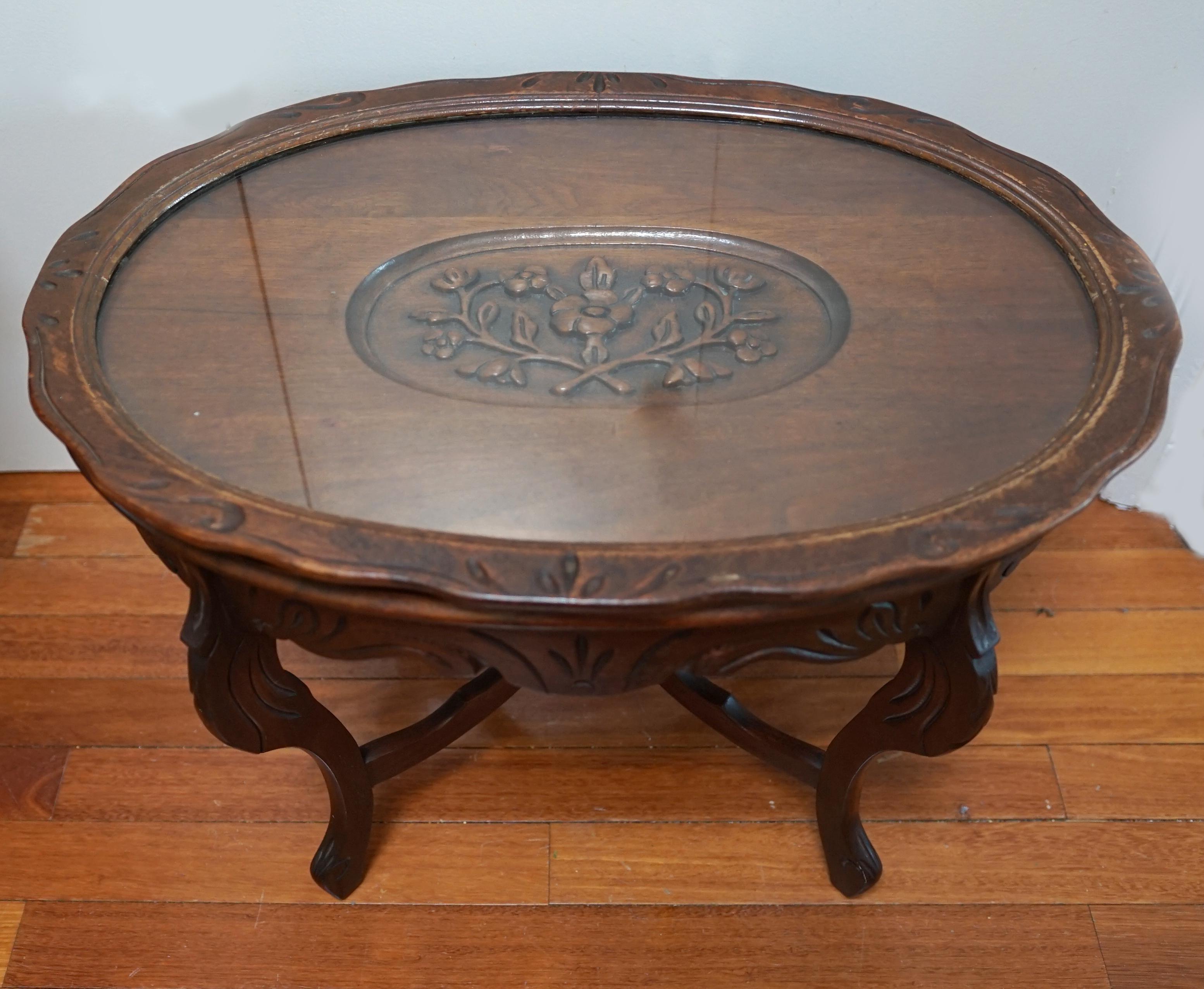 XX secolo Tavolo da tè in noce con piano in vetro intagliato a mano e patina profonda, antico in vendita