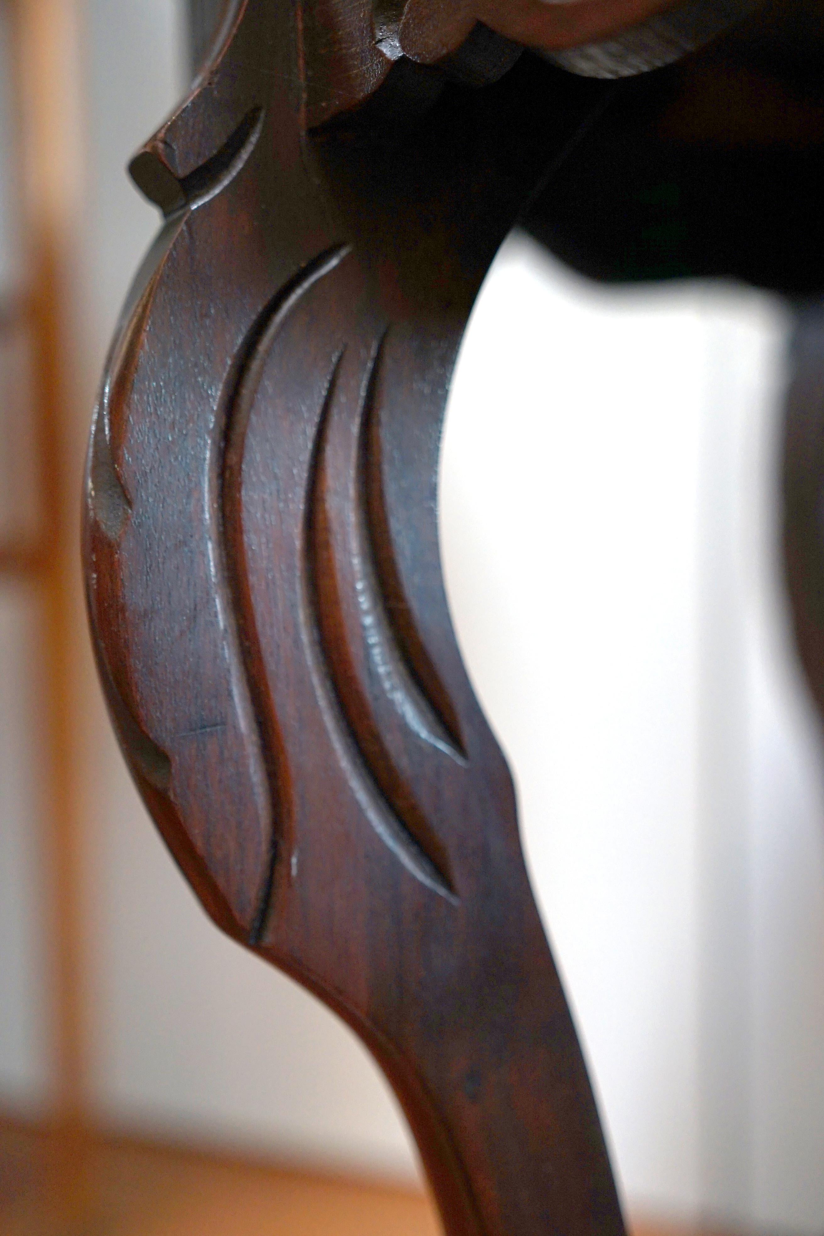 Noce Tavolo da tè in noce con piano in vetro intagliato a mano e patina profonda, antico in vendita