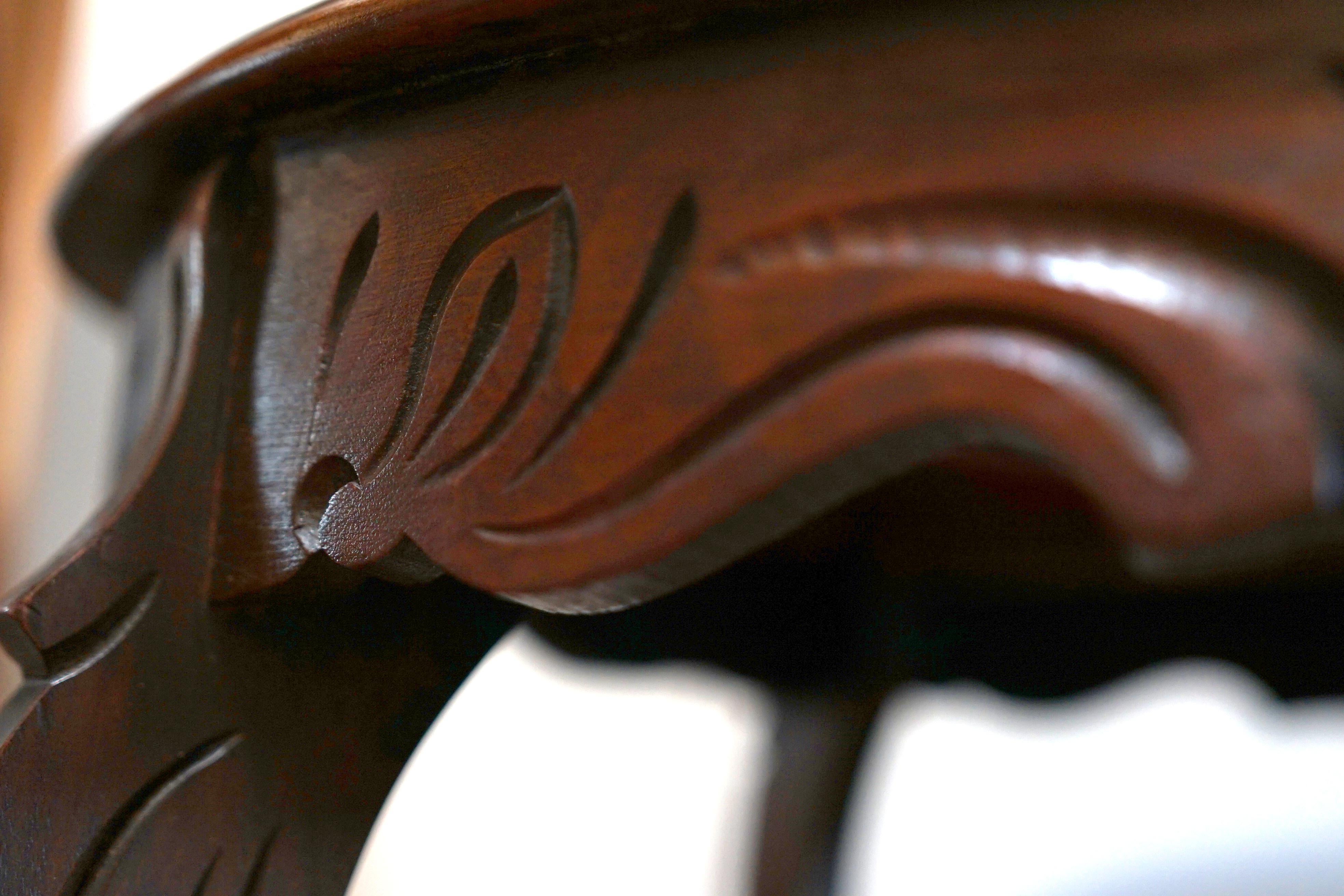 Tavolo da tè in noce con piano in vetro intagliato a mano e patina profonda, antico in vendita 1