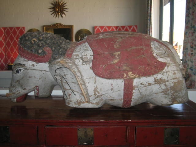 Elefante indiano in legno dipinto e intagliato a mano proveniente da Goa.
Dettagli intricati.
