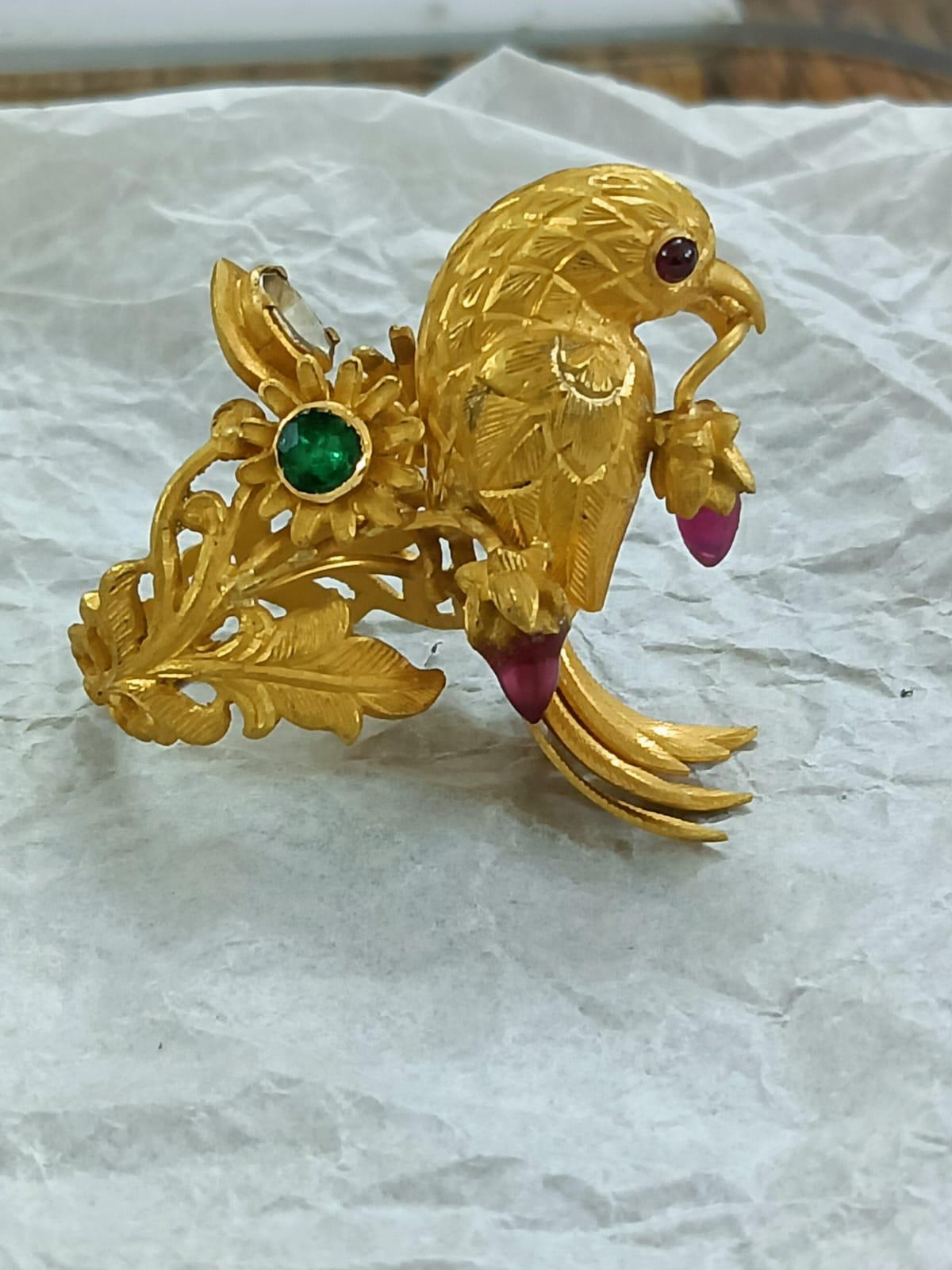 Hand Carved Gold Bird Ring with 15 carats Emerald Ruby Diamond 22k gold custom For Sale 7