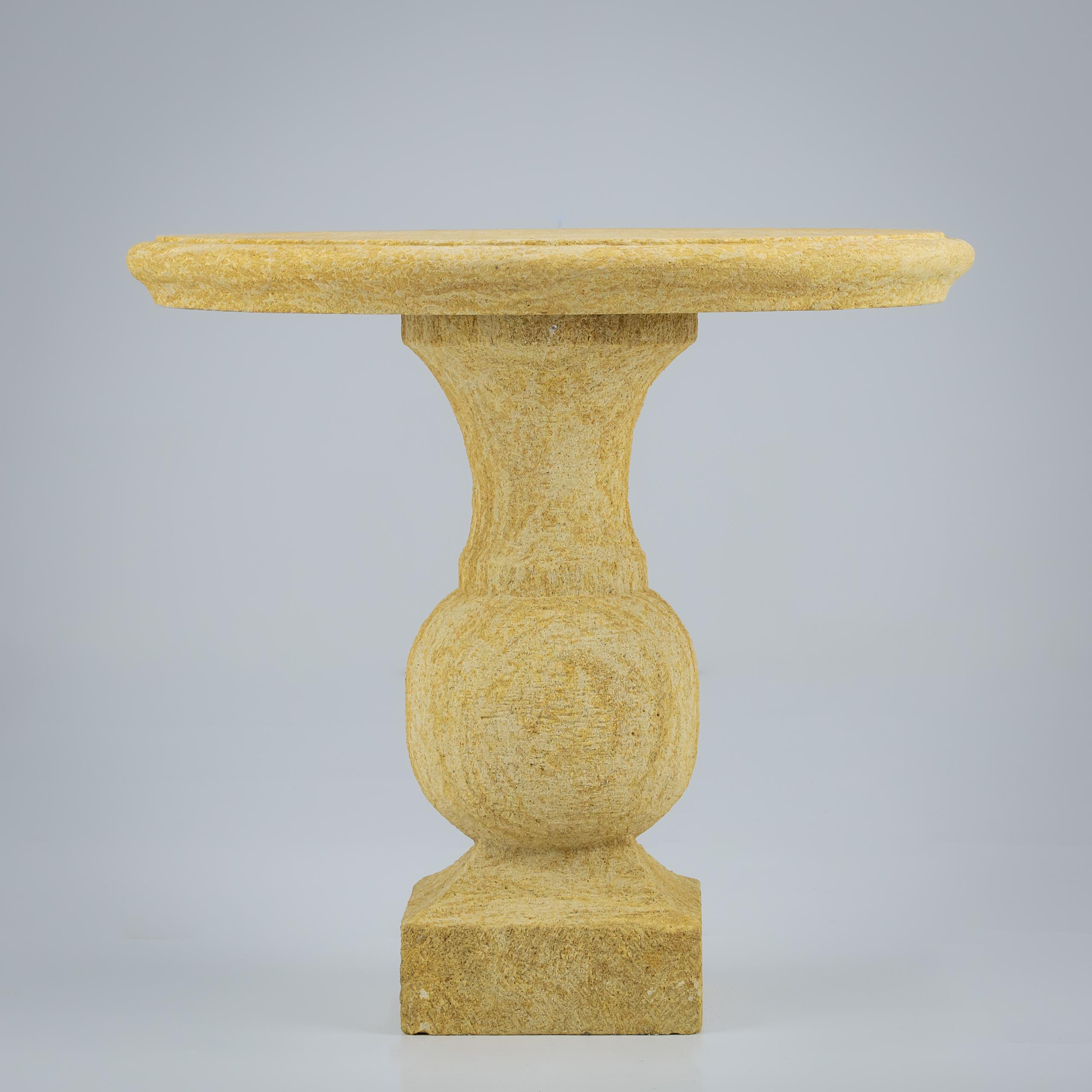 Table balustre en pierre calcaire dorée sculptée, en deux parties, de forme simple et élégante. Fabriqué dans le Sussex à partir de la pierre calcaire dorée de Cotswold. Sélectionné pour sa teinte pastel rosée et dorée exceptionnelle et ses motifs