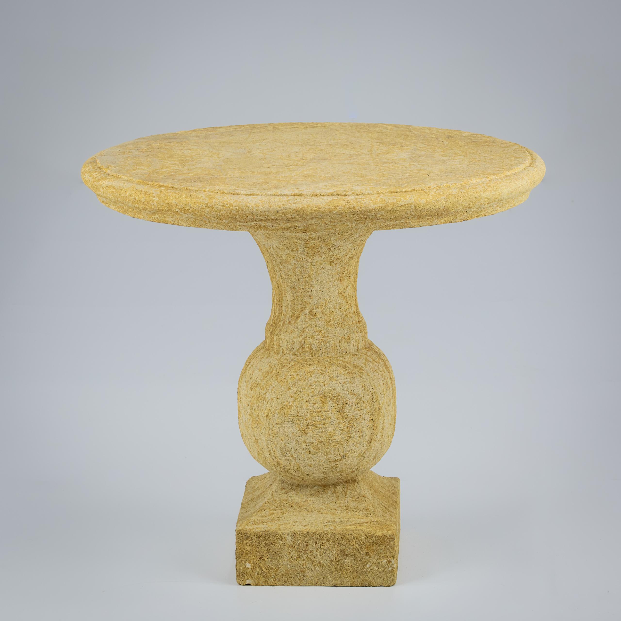 Anglais Table en pierre oolithique dorée de Cotswold, sculptée à la main en vente