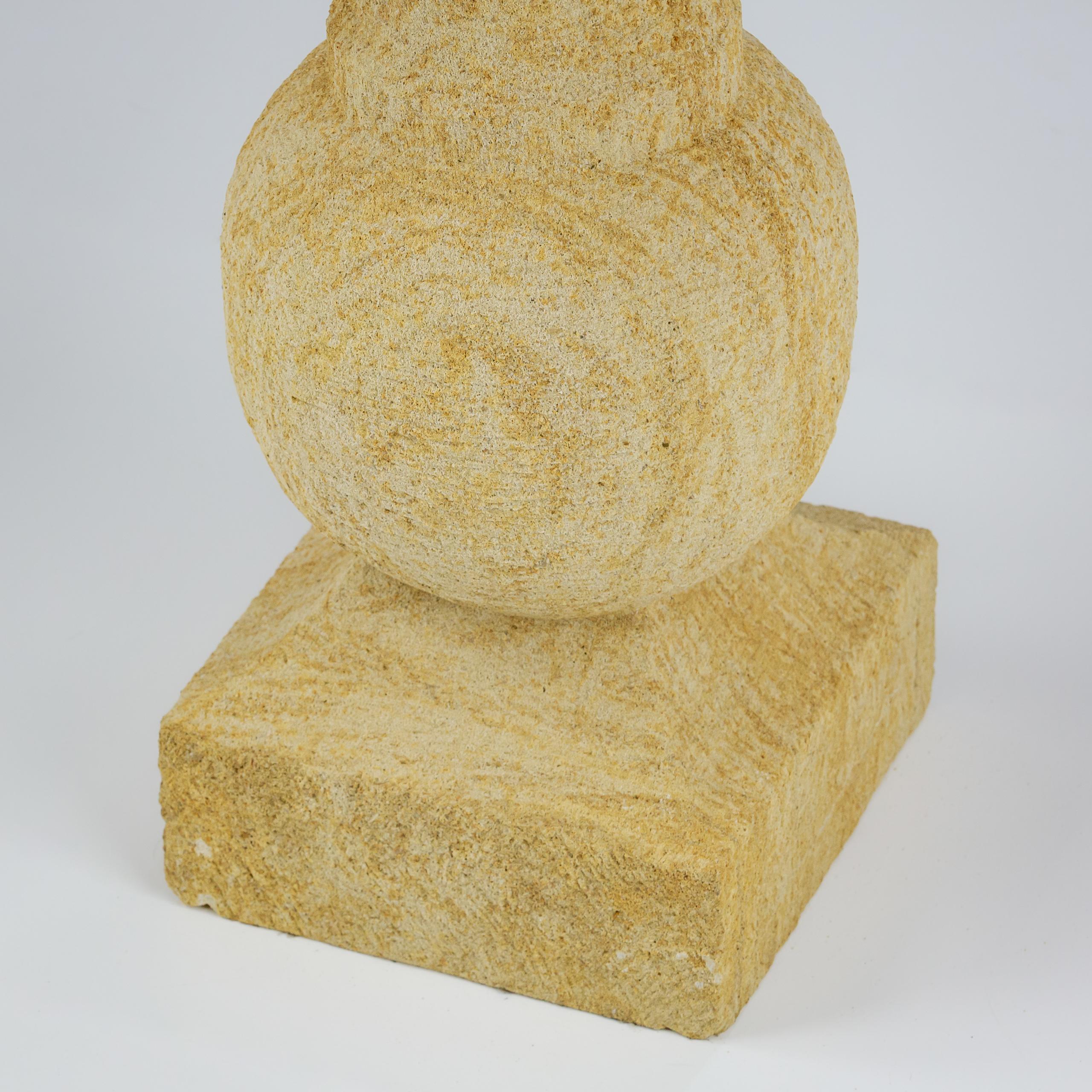 XXIe siècle et contemporain Table en pierre oolithique dorée de Cotswold, sculptée à la main en vente