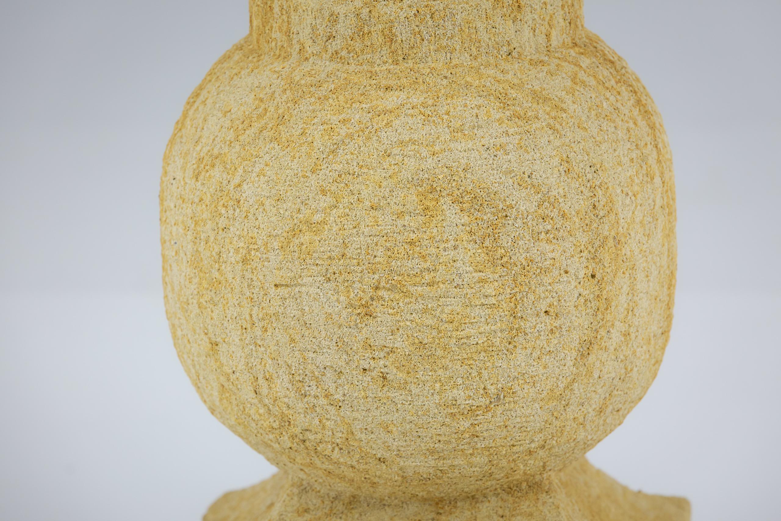 Table en pierre oolithique dorée de Cotswold, sculptée à la main en vente 2