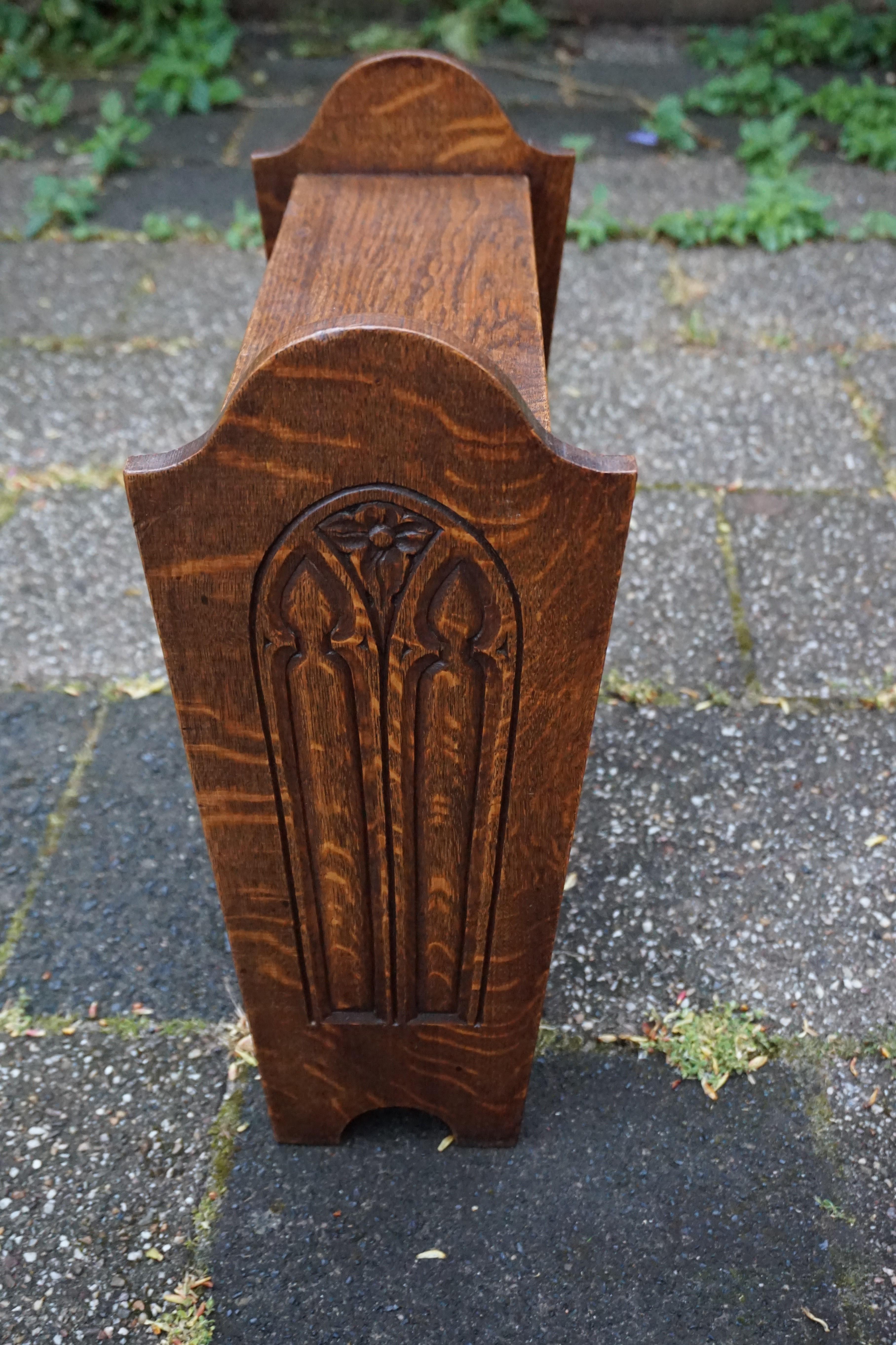 Hand Carved Gothic Revival Newspaper & Magazine Stand of Early 1900s Tiger Oak In Excellent Condition In Lisse, NL