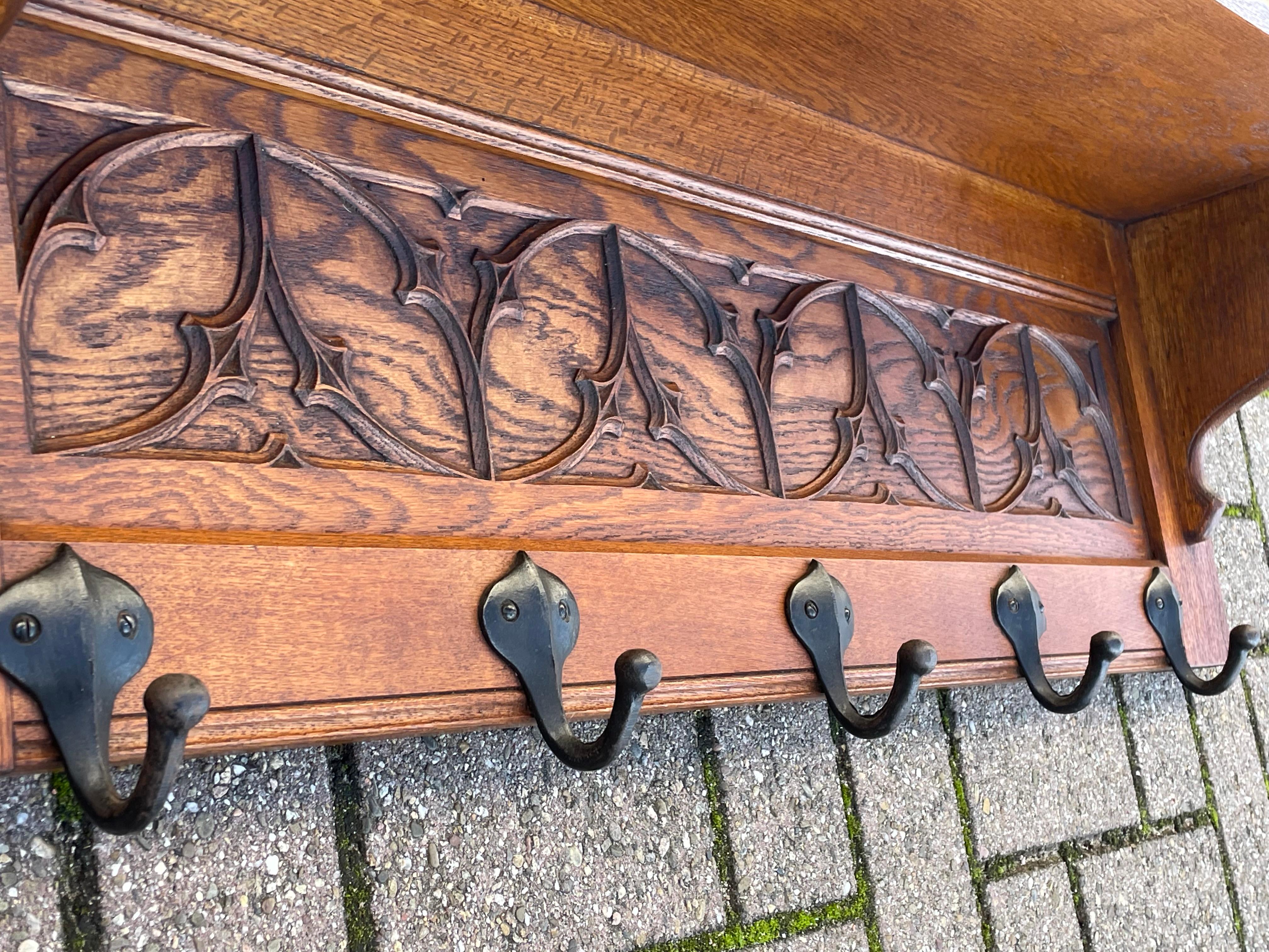 Handgeschnitzte gotische Revival Eiche Wandgarderobe w. Perfekte Schnitzereien & tolle Haken (20. Jahrhundert)