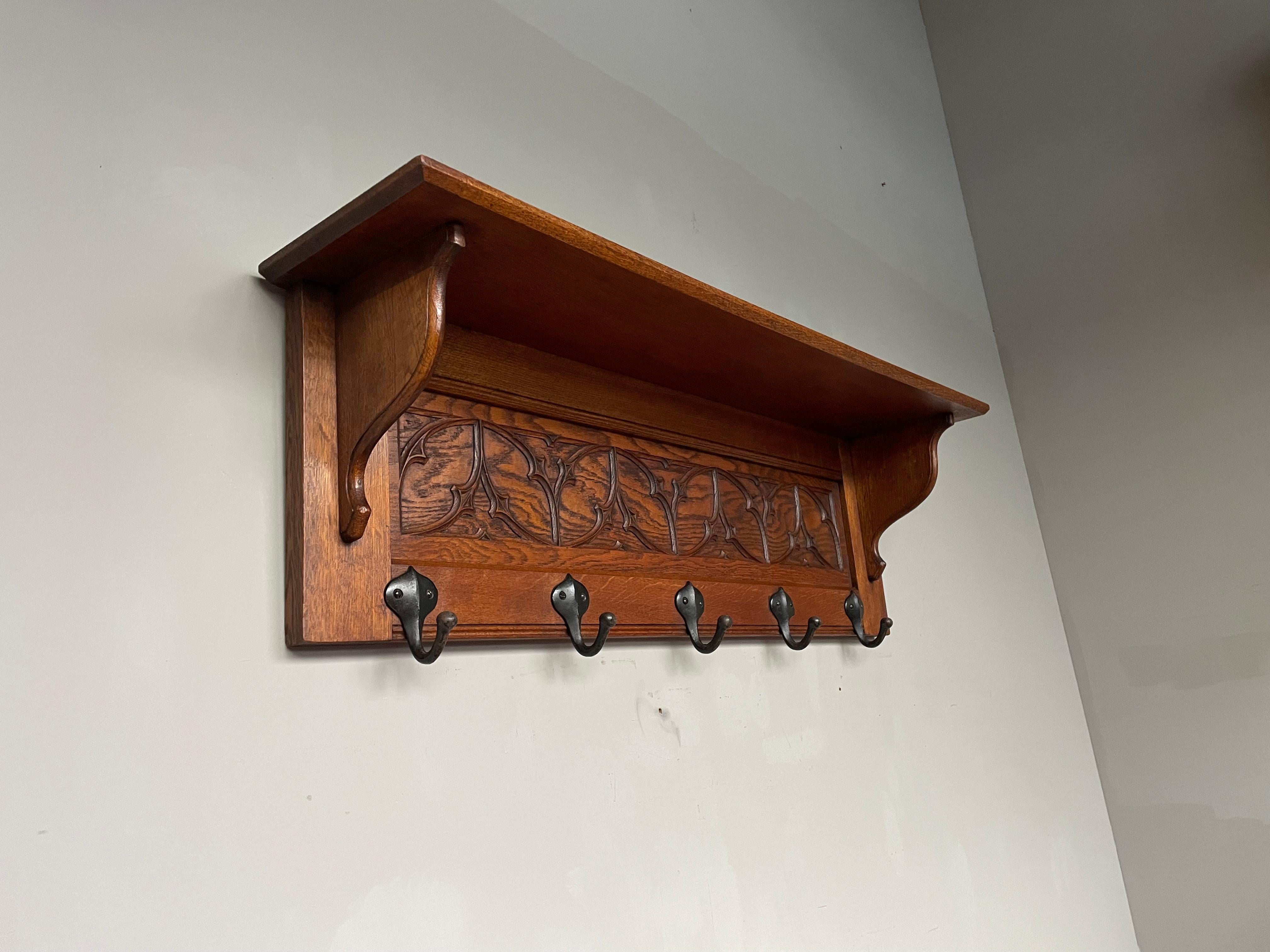 Wunderbare Handwerkskunst, ideale Größe und solide Eiche Gothic Revival Garderobe.

Jeder, der schon einmal eine gotische Kirche oder ein anderes gotisches Gebäude besichtigt hat, wird die gleichen architektonischen Elemente in diesem