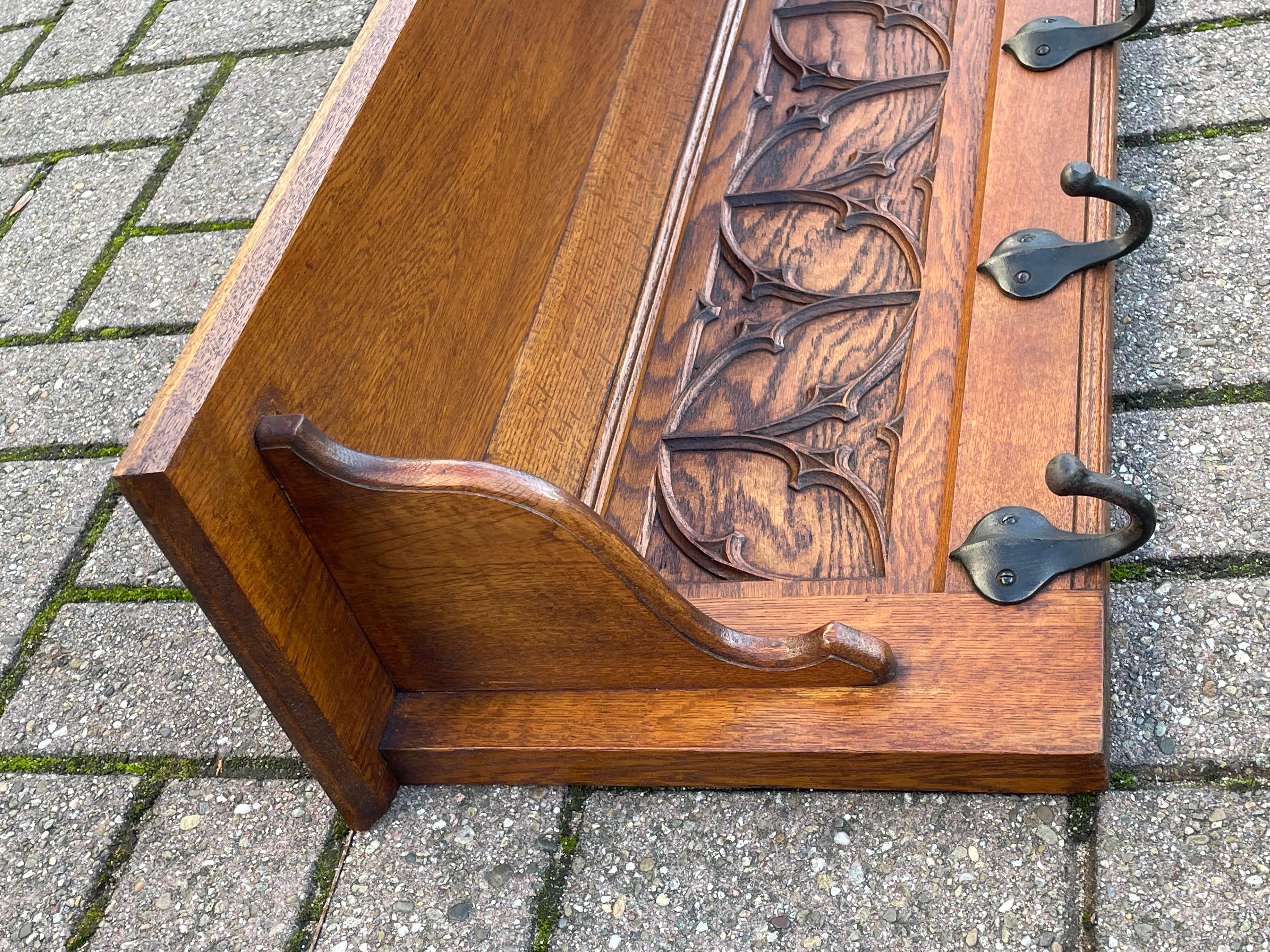 Handgeschnitzte gotische Revival Eiche Wandgarderobe w. Perfekte Schnitzereien & tolle Haken (Metall)
