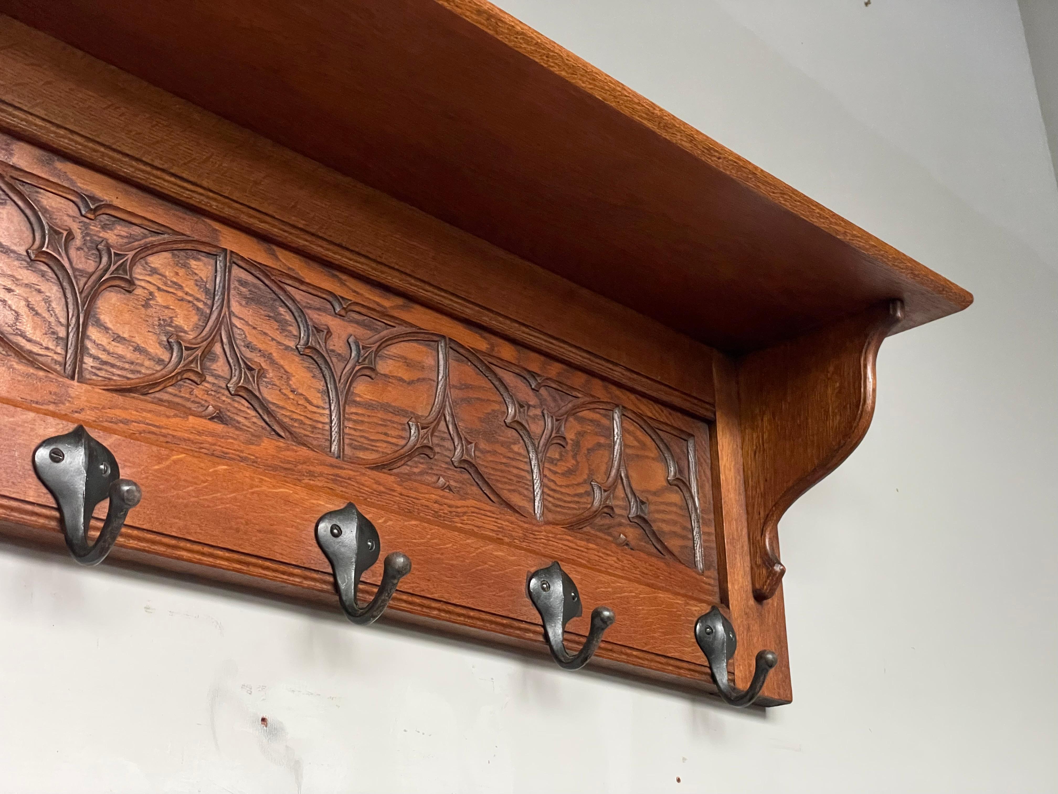 Handgeschnitzte gotische Revival Eiche Wandgarderobe w. Perfekte Schnitzereien & tolle Haken (Neugotik)
