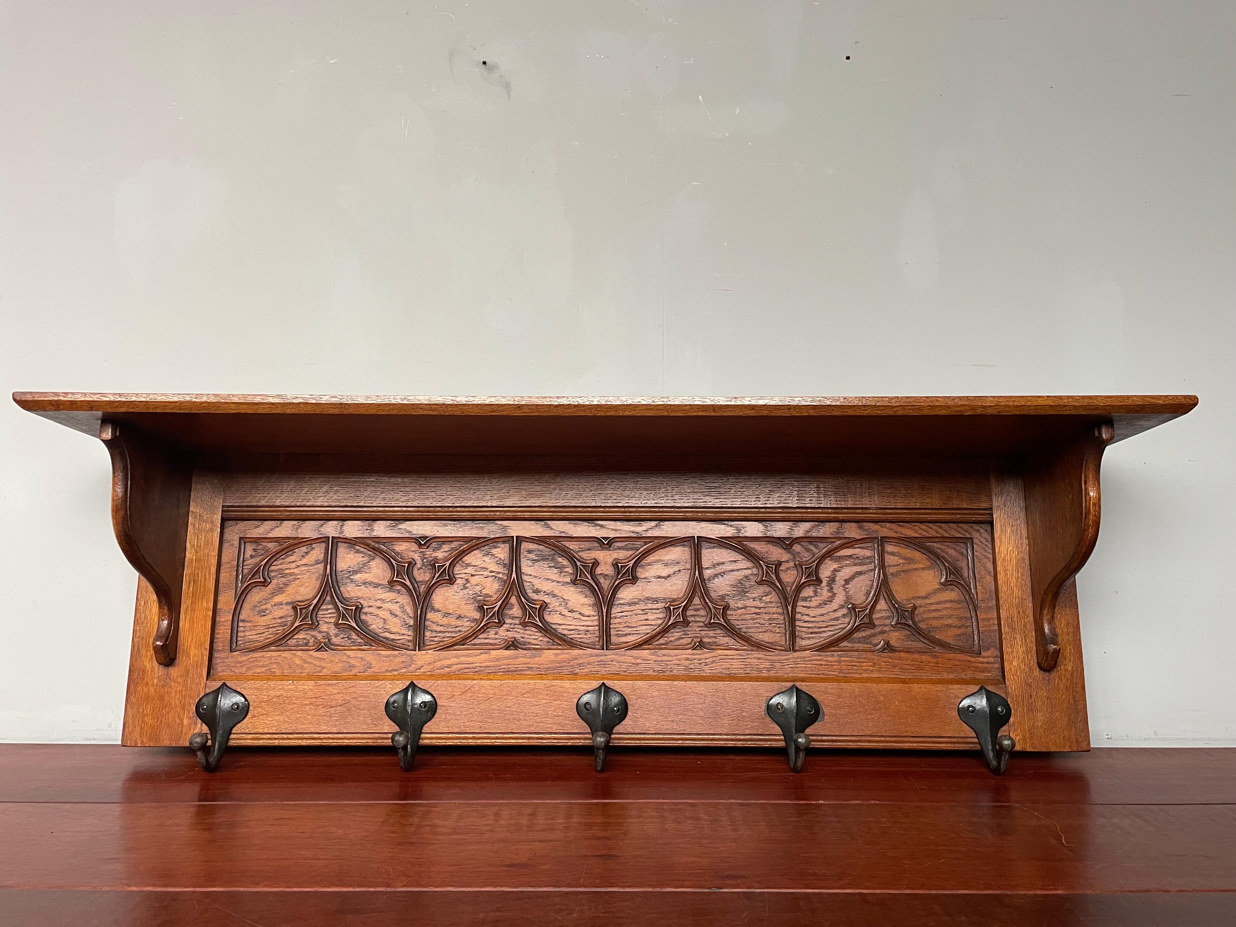 Handgeschnitzte gotische Revival Eiche Wandgarderobe w. Perfekte Schnitzereien & tolle Haken (Belgisch)