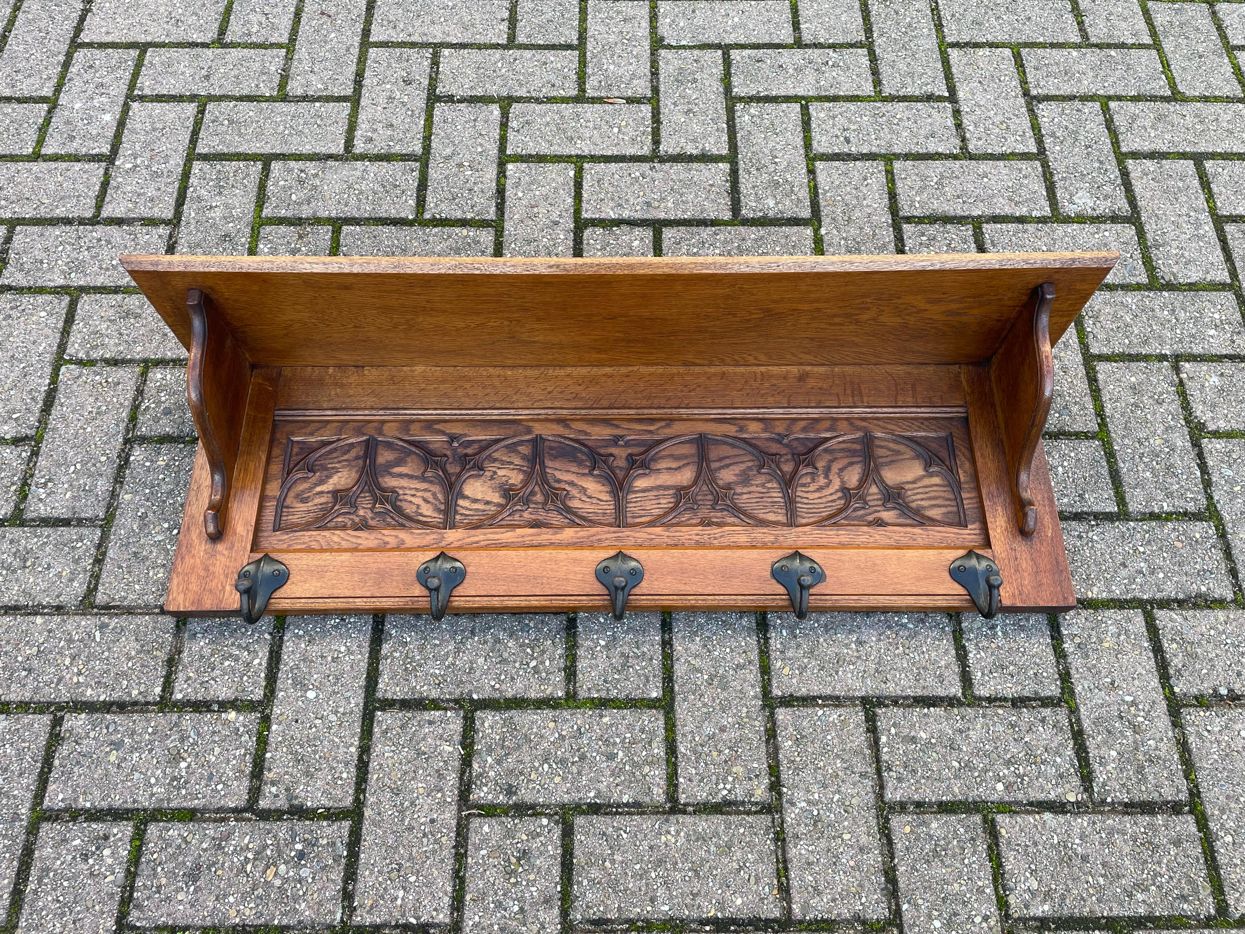 Handgeschnitzte gotische Revival Eiche Wandgarderobe w. Perfekte Schnitzereien & tolle Haken im Zustand „Hervorragend“ in Lisse, NL