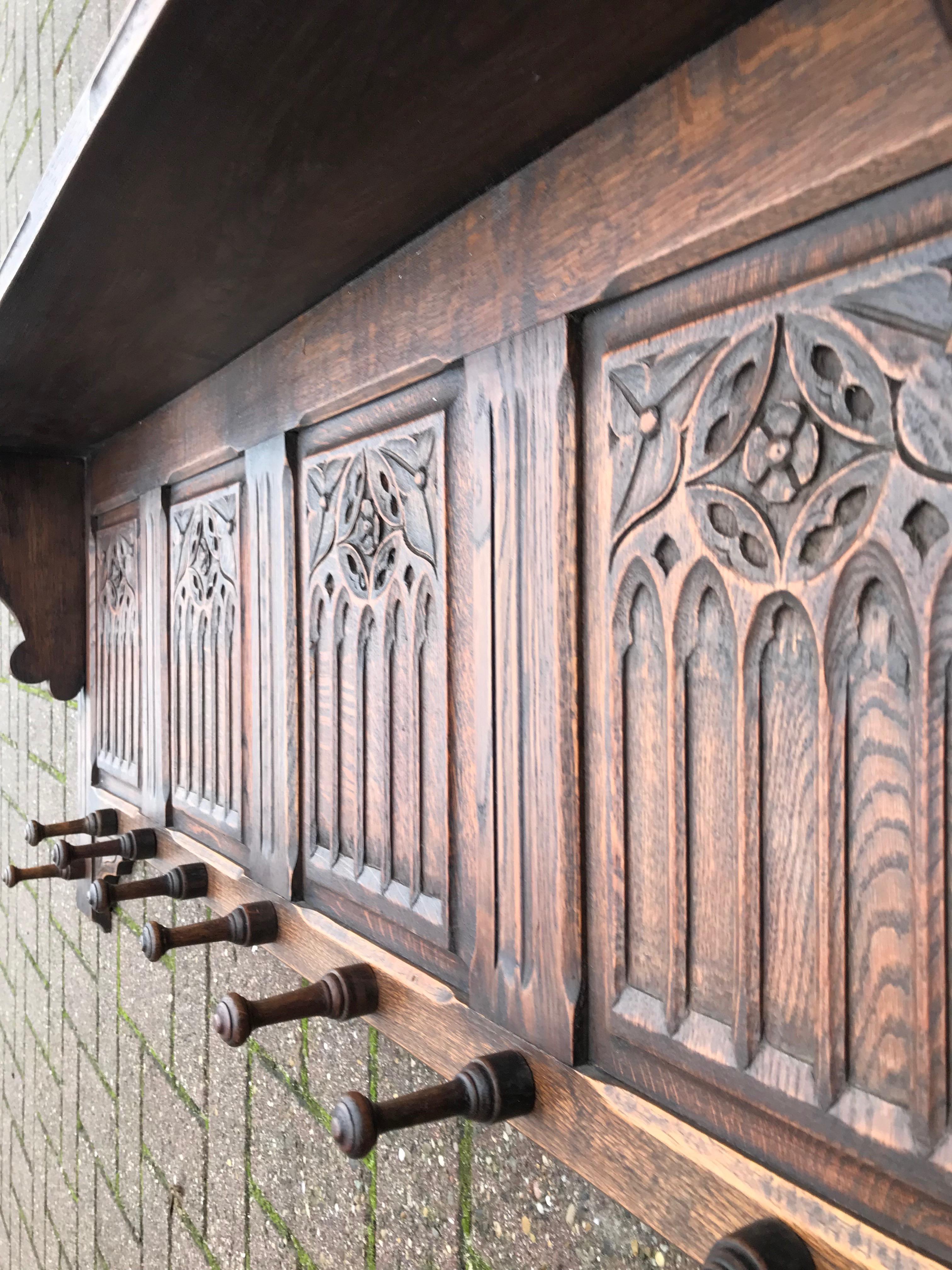 Handgeschnitzter Wandgarderobenständer aus Eiche im gotischen Stil mit stilvollen Kirchenfenstertafeln 3