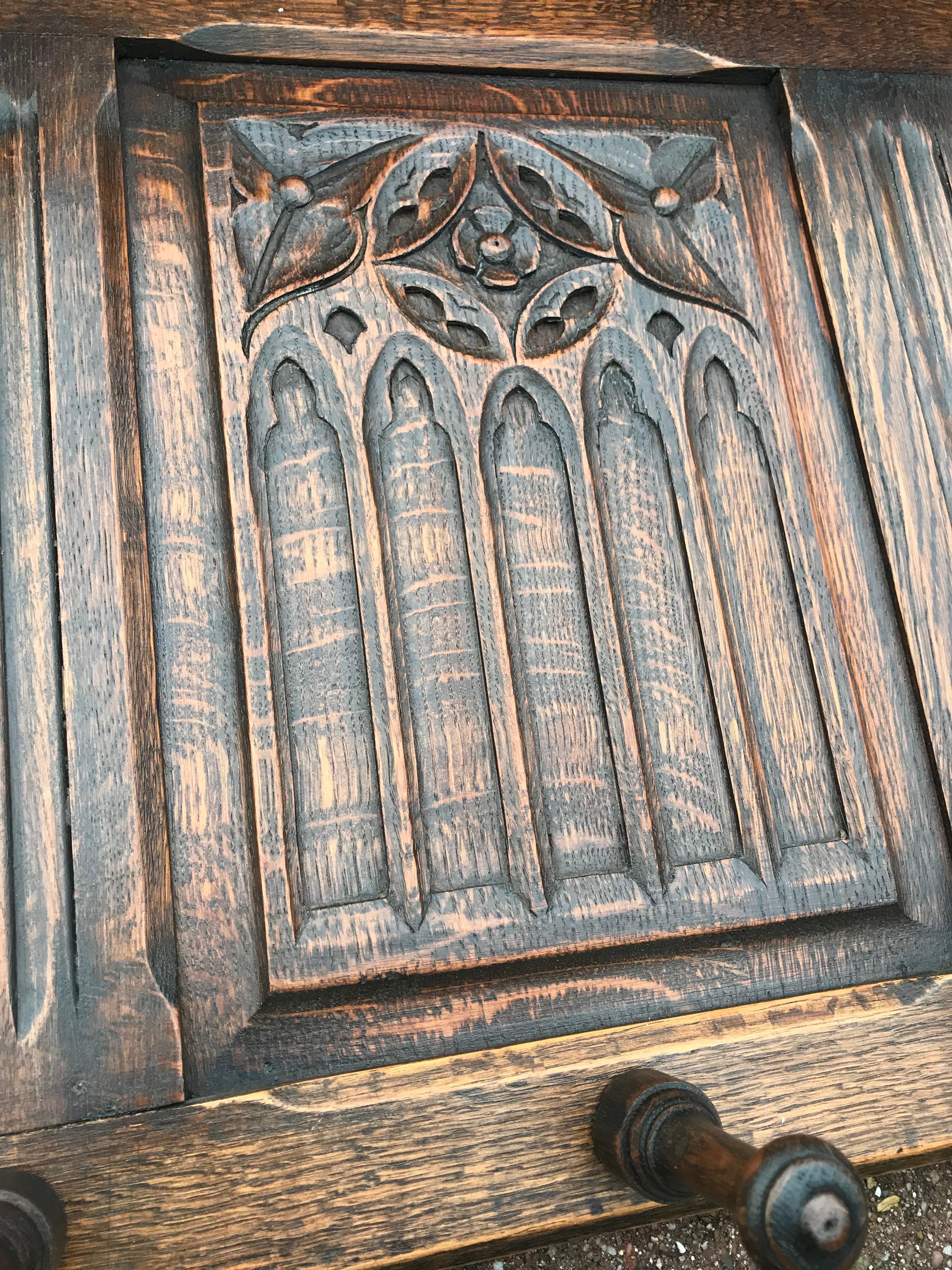 Handgeschnitzter Wandgarderobenständer aus Eiche im gotischen Stil mit stilvollen Kirchenfenstertafeln 9