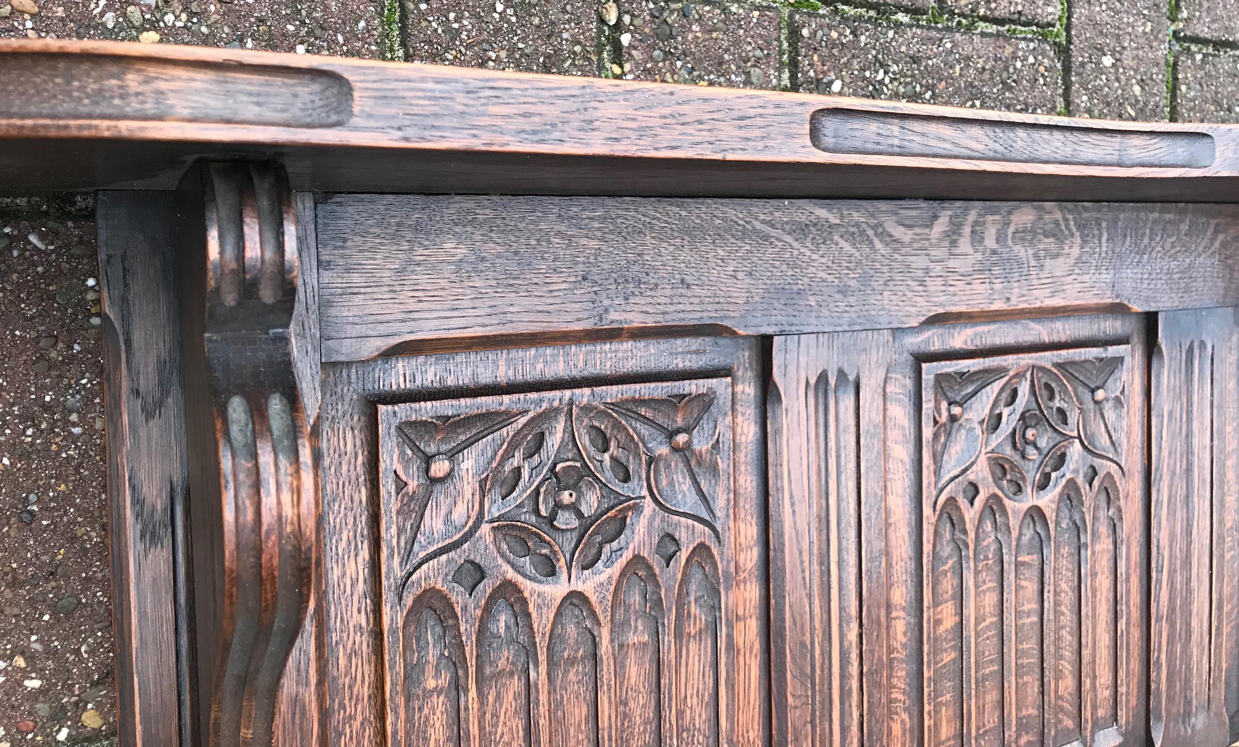 Handgeschnitzter Wandgarderobenständer aus Eiche im gotischen Stil mit stilvollen Kirchenfenstertafeln (Neugotik)