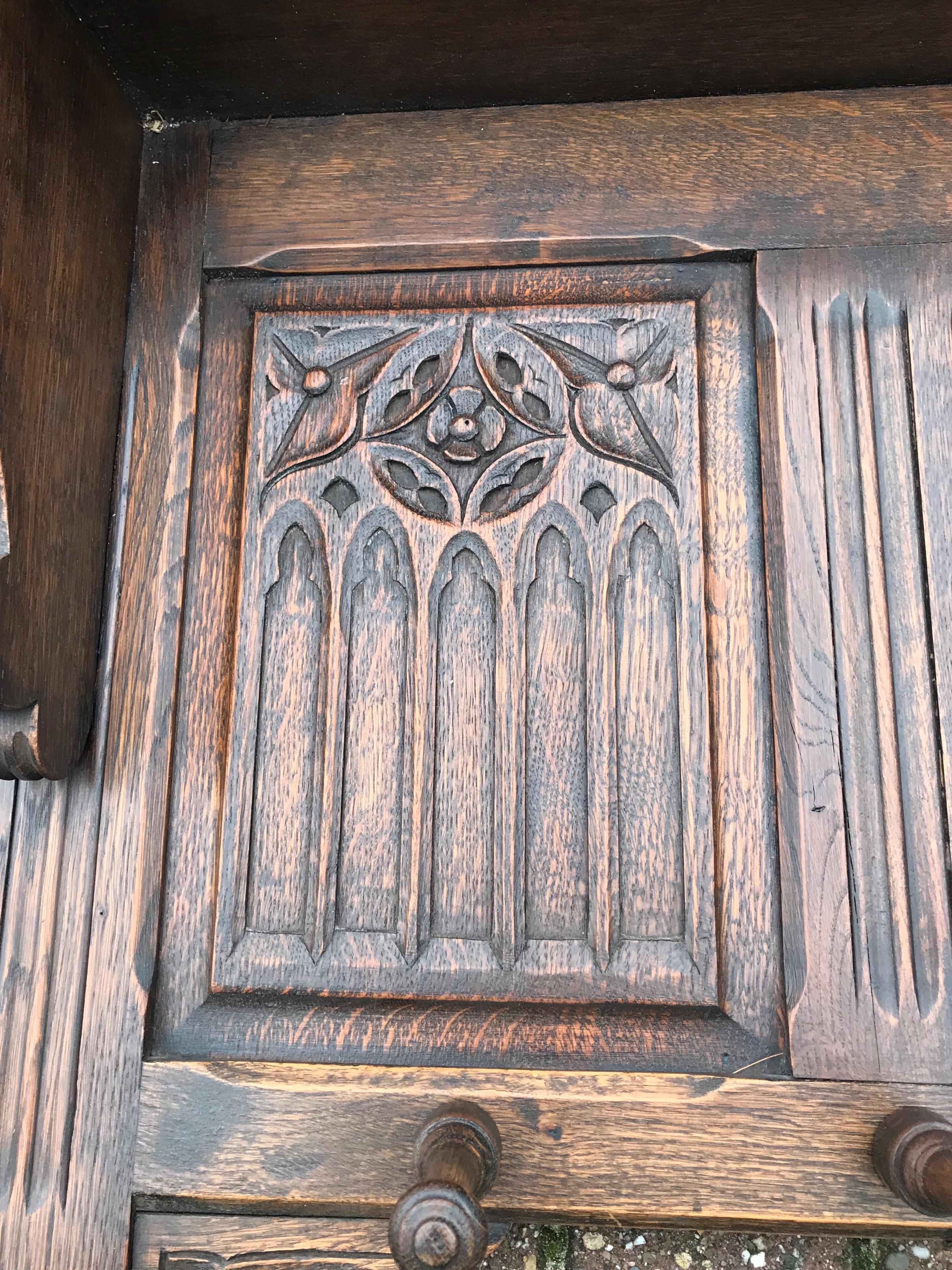 Handgeschnitzter Wandgarderobenständer aus Eiche im gotischen Stil mit stilvollen Kirchenfenstertafeln 1