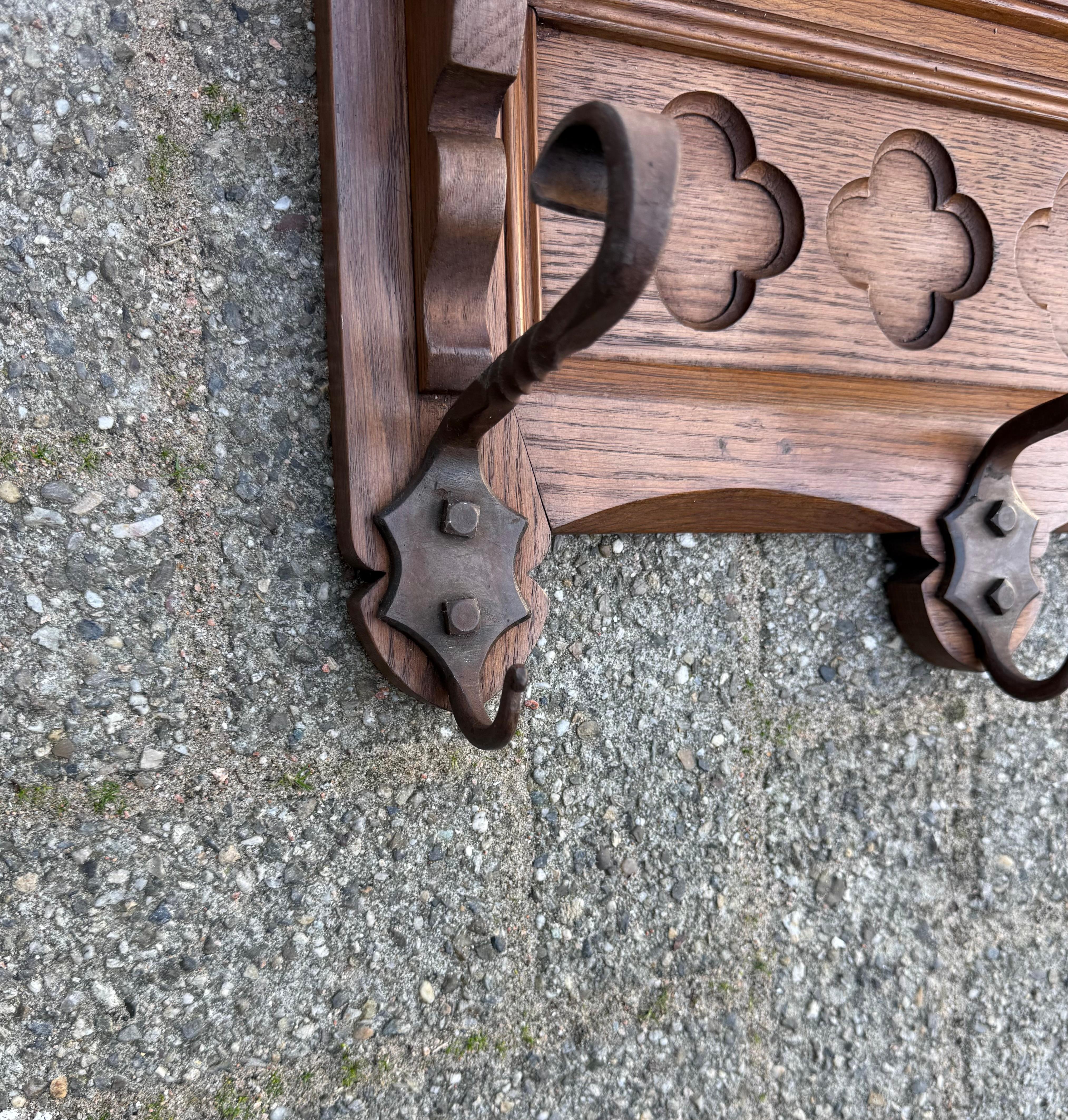 Porte-manteau mural en chêne néo-gothique sculpté à la main avec panneau de fenêtre d'église stylisé en vente 2