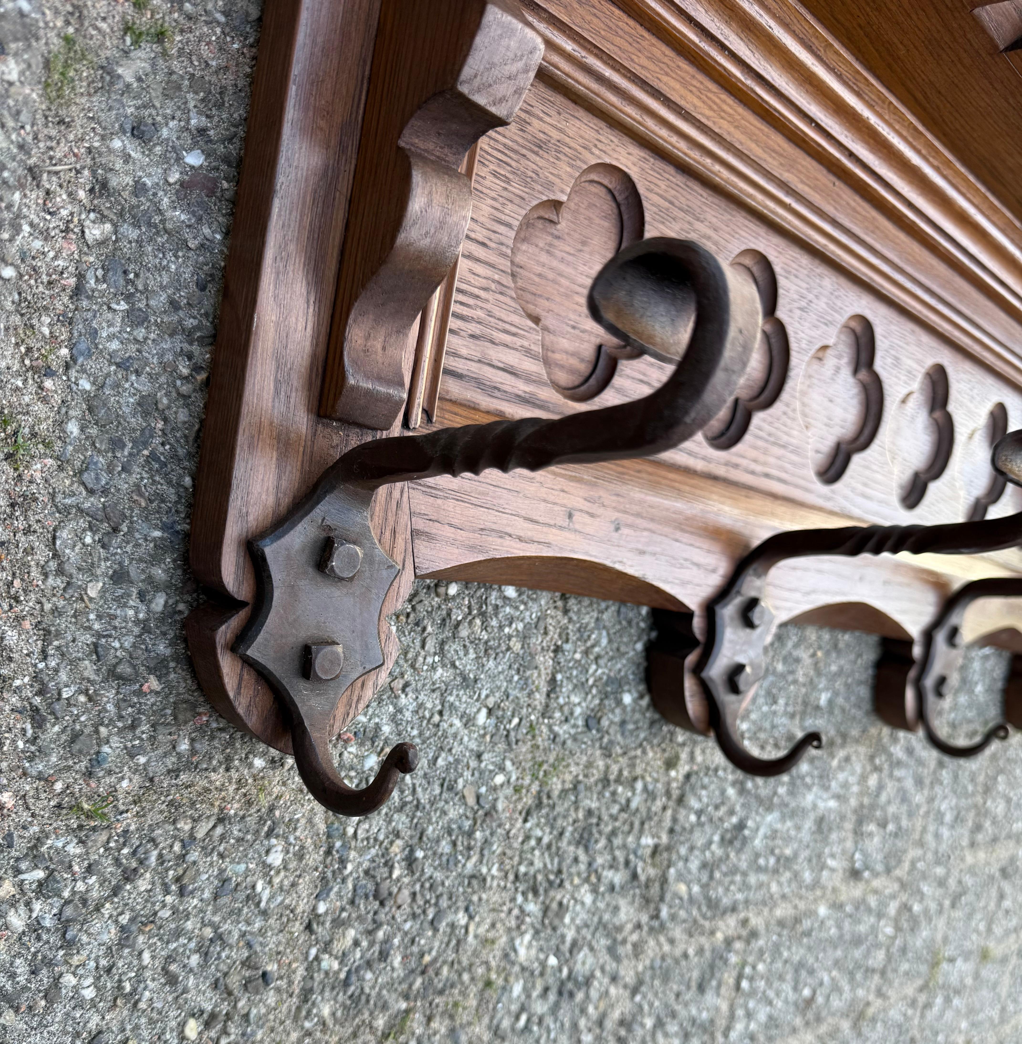 Porte-manteau mural en chêne néo-gothique sculpté à la main avec panneau de fenêtre d'église stylis�é en vente 3