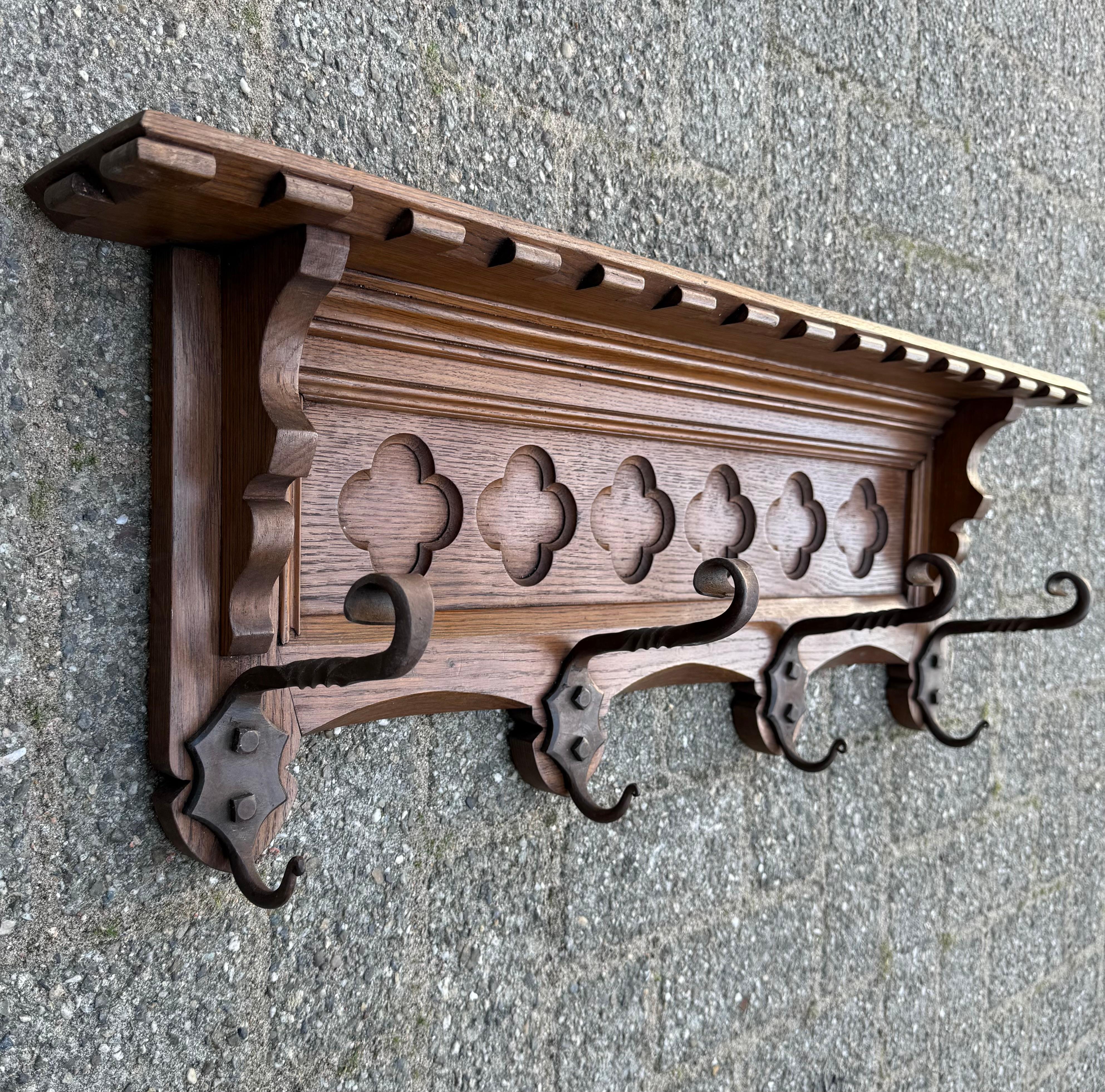 Porte-manteau mural en chêne néo-gothique sculpté à la main avec panneau de fenêtre d'église stylisé en vente 4