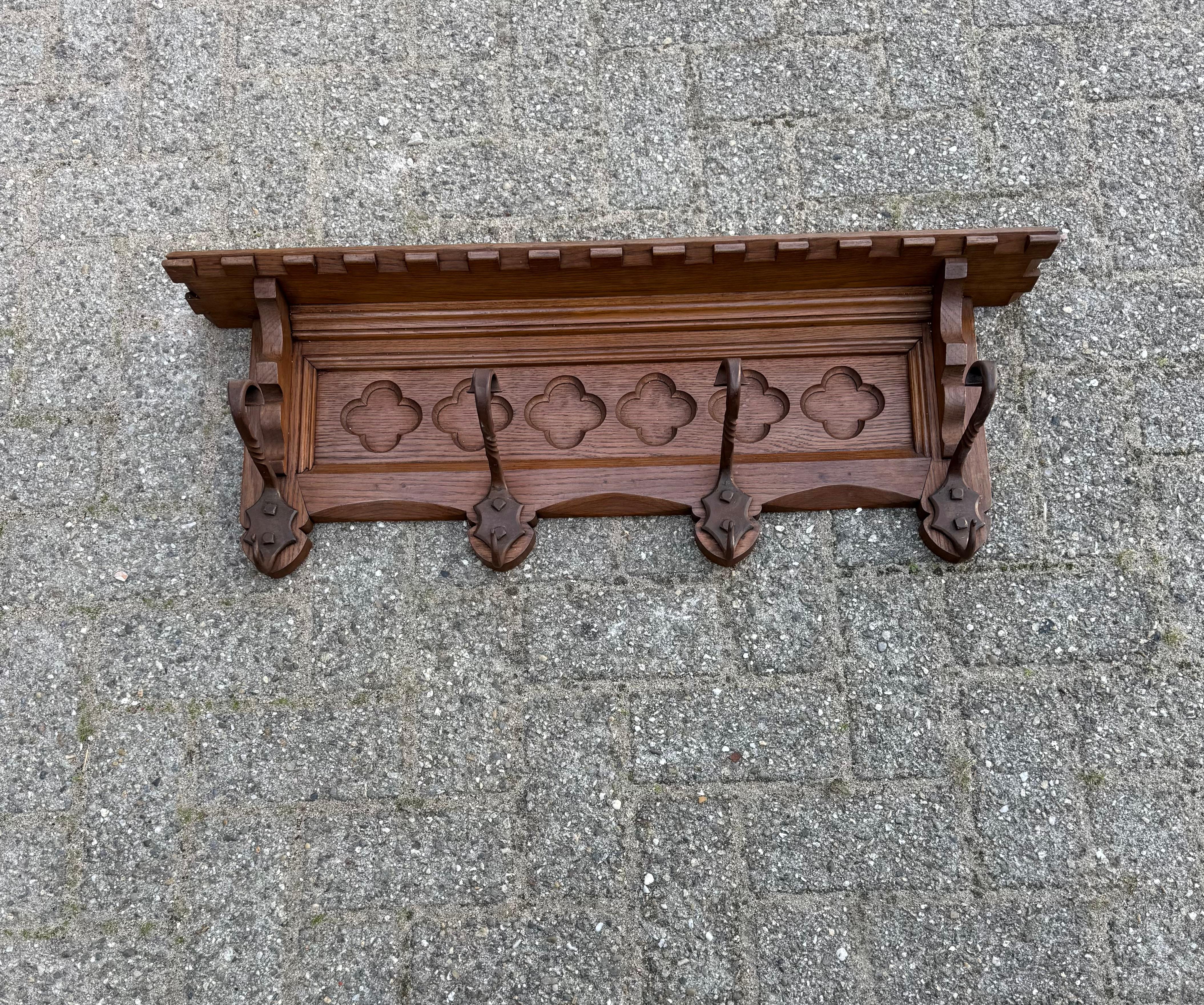 Porte-manteau mural en chêne néo-gothique sculpté à la main avec panneau de fenêtre d'église stylisé en vente 5